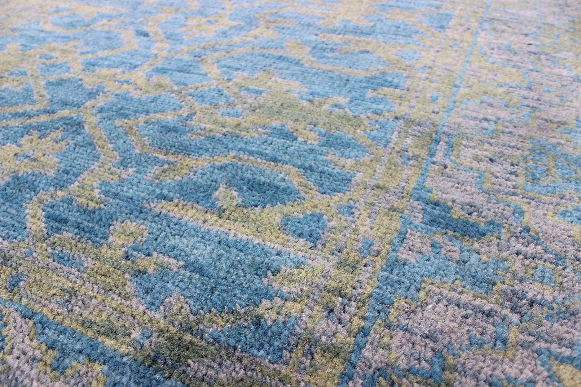 Zeitgenössischer Oushak-Design-Teppich in Blau, Grau und Gelbgrün im Zustand „Hervorragend“ im Angebot in Atlanta, GA