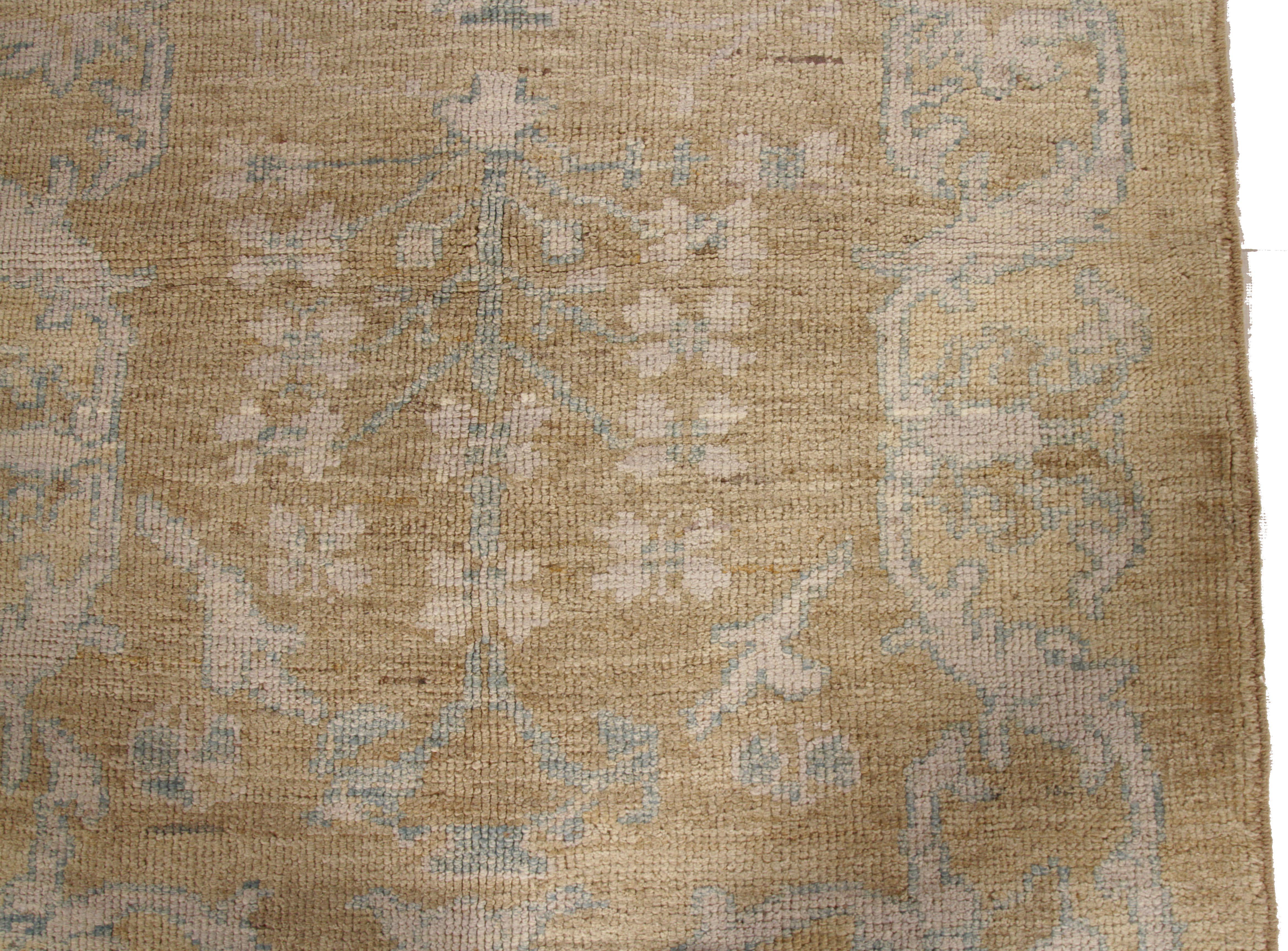 Contemporary Oushak Persian Rug with Ivory Floral Patterns  In New Condition For Sale In Dallas, TX
