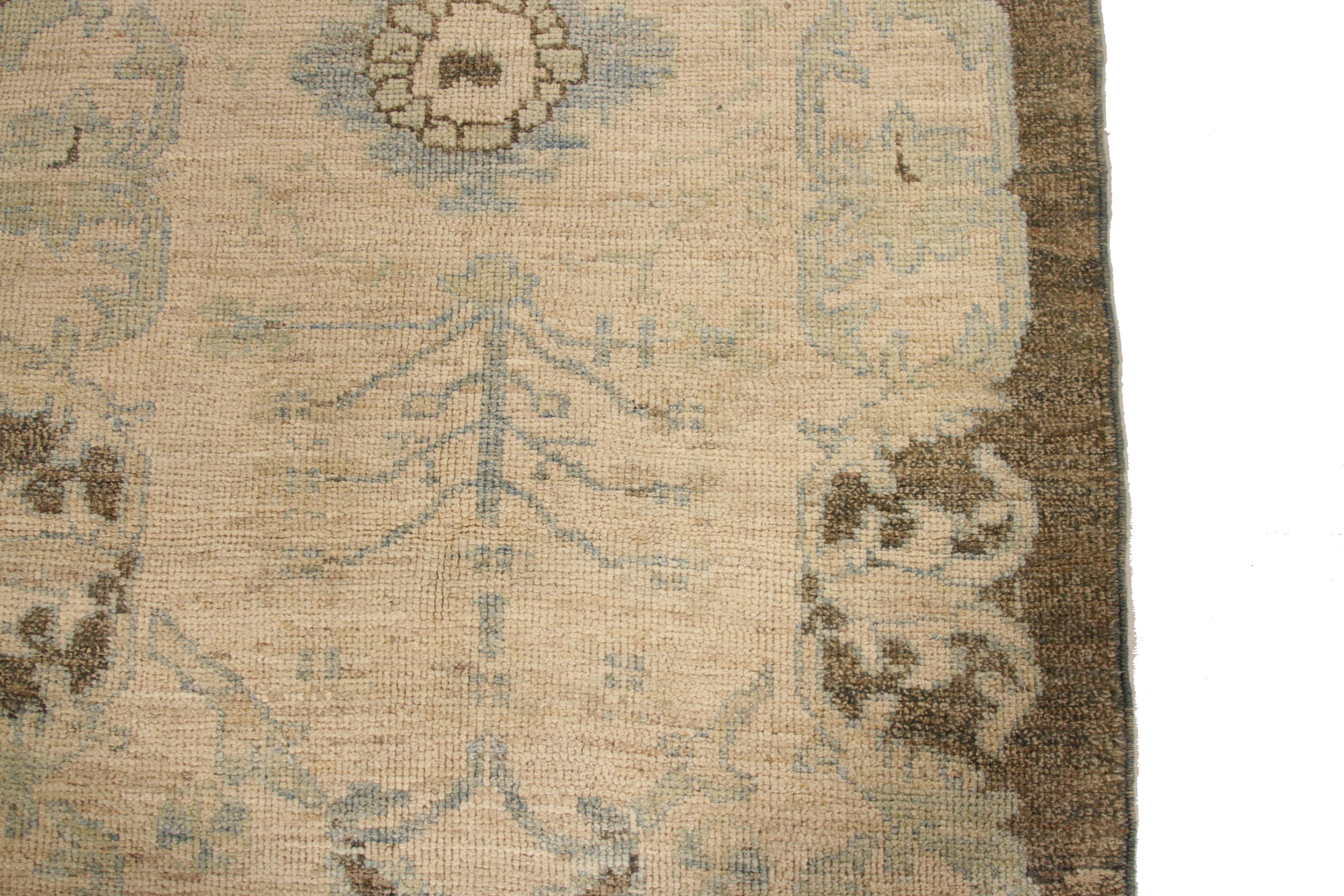 Zeitgenössischer Oushak-Perserteppich mit einteiligem Blumenfeld in Elfenbein und Blau (Handgeknüpft) im Angebot