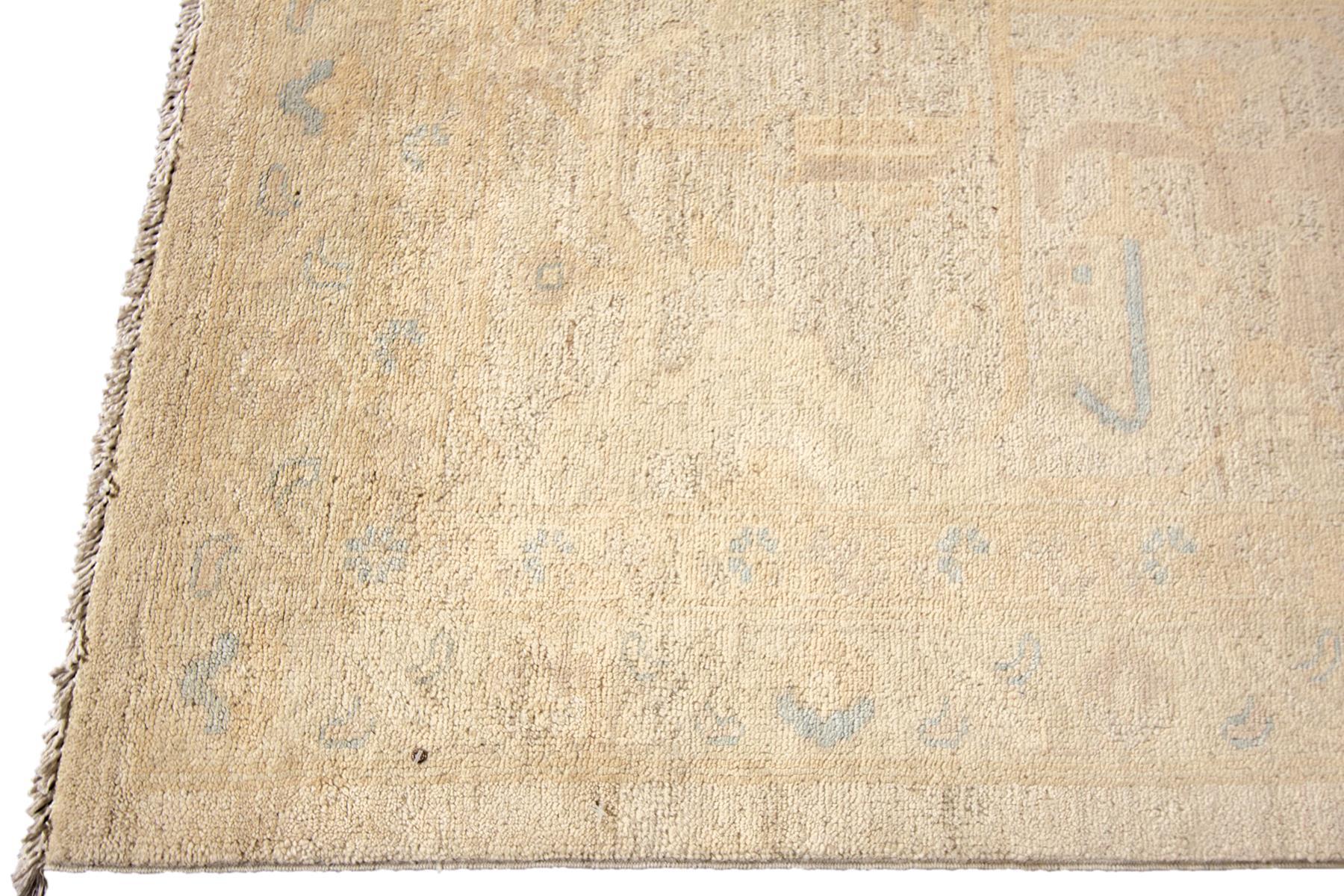 Ein zeitgenössischer Oushak-Teppich des 21. Jahrhunderts mit einem elfenbeinfarbenen Blumenmotiv. Es wäre die perfekte Ergänzung für Ihr Zuhause. Dieser Teppich misst 12'1