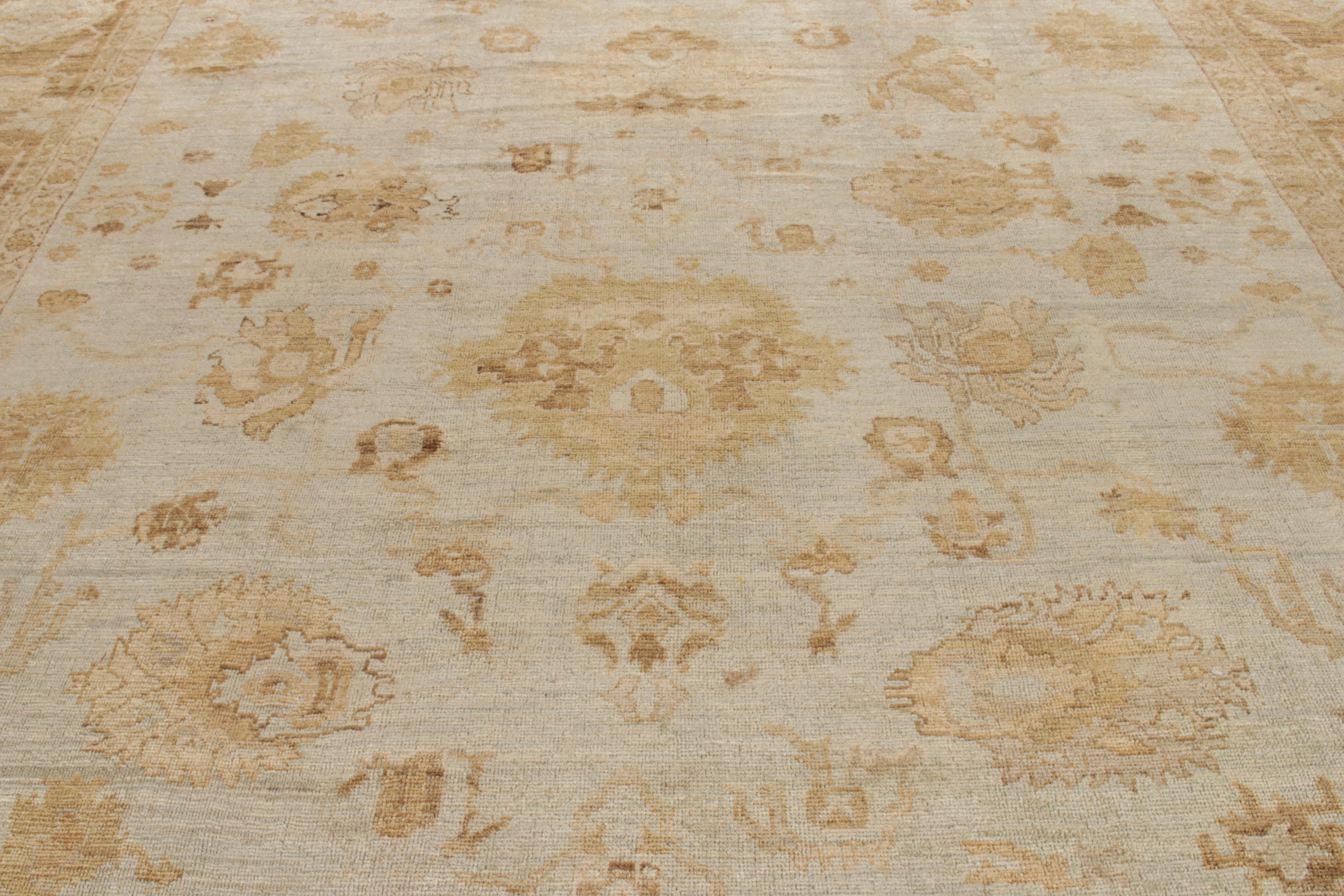 Handgeknüpfter Wollteppich im Format 14x19, eine Hommage an Oushak aus der Modern Classics-Kollektion von Rug & Kilim. Dieses Stück, das das Beste aus klassischen und zeitgenössischen Designinspirationen vereint, zeigt ein königliches, florales,