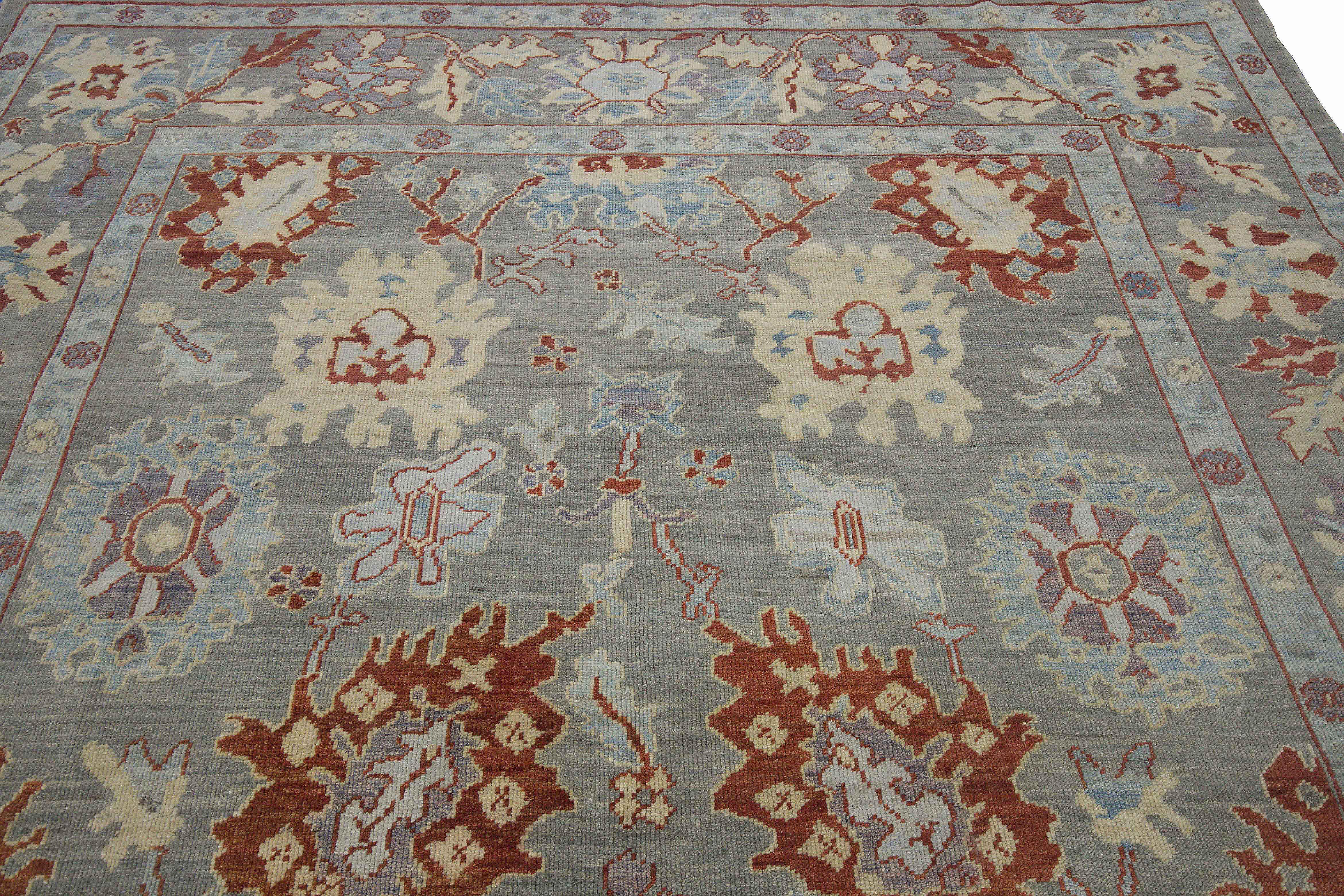 Zeitgenössischer Oushak-Teppich in grauem Feld mit floralen Details in Elfenbein und Rot (Türkisch) im Angebot
