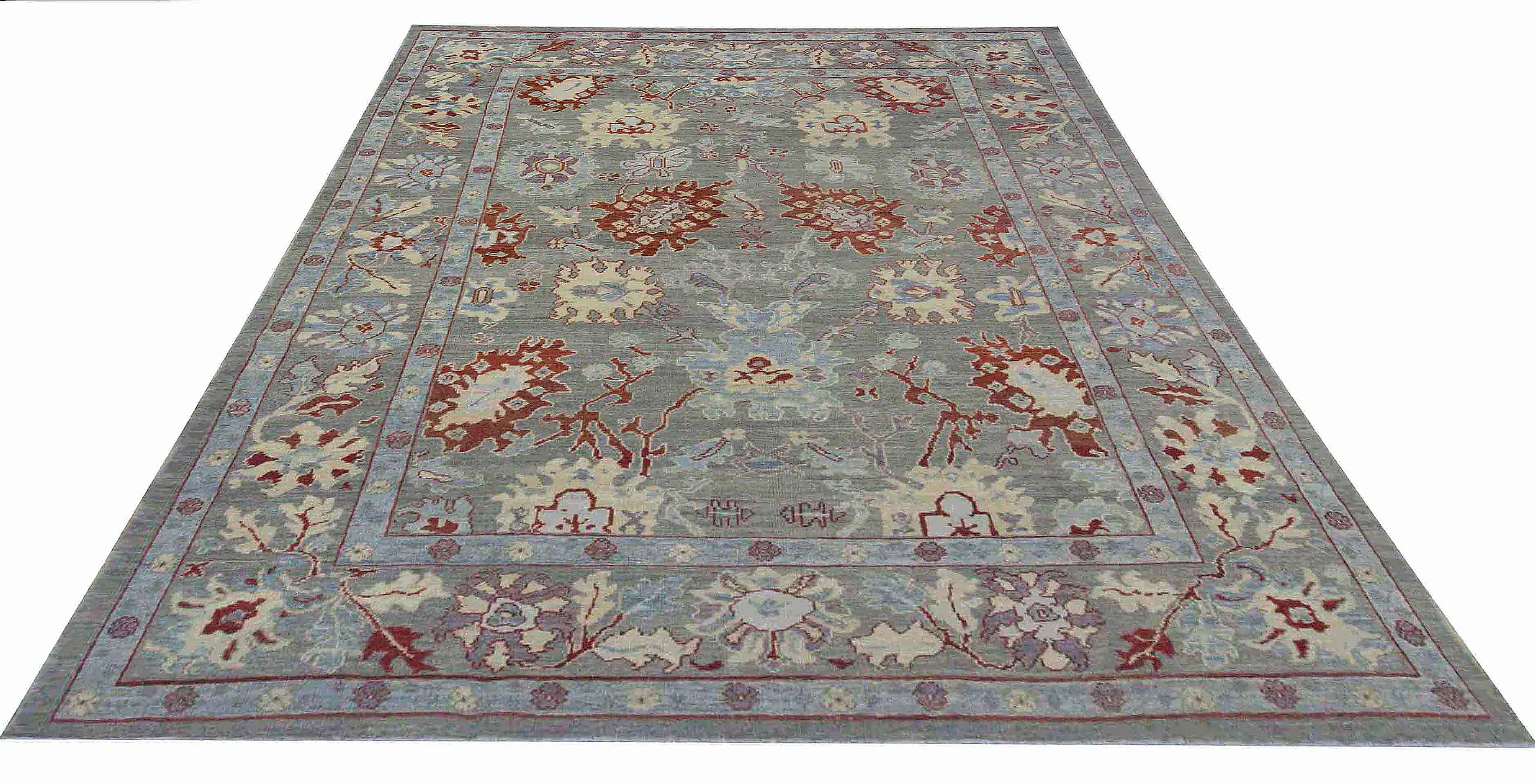 Zeitgenössischer Oushak-Teppich in grauem Feld mit floralen Details in Elfenbein und Rot (Handgewebt) im Angebot