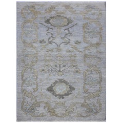 Tapis contemporain Oushak avec médaillons de fleurs beiges et grises 