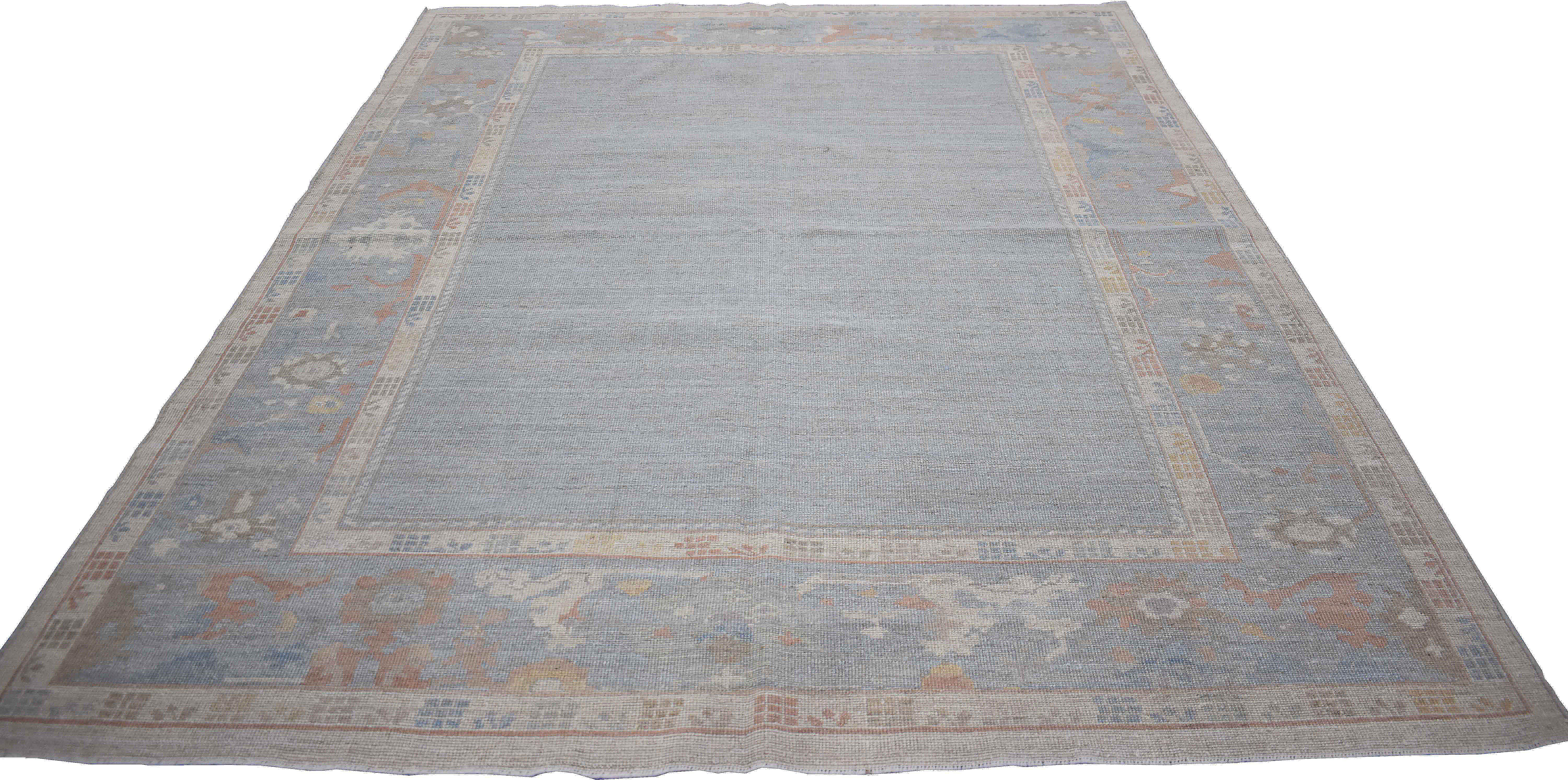 Tapis turc contemporain en laine de mouton tissée à la main de la meilleure qualité. Il est coloré avec des teintures végétales biologiques certifiées sans danger pour les humains et les animaux de compagnie. Il présente un beau champ beige avec des