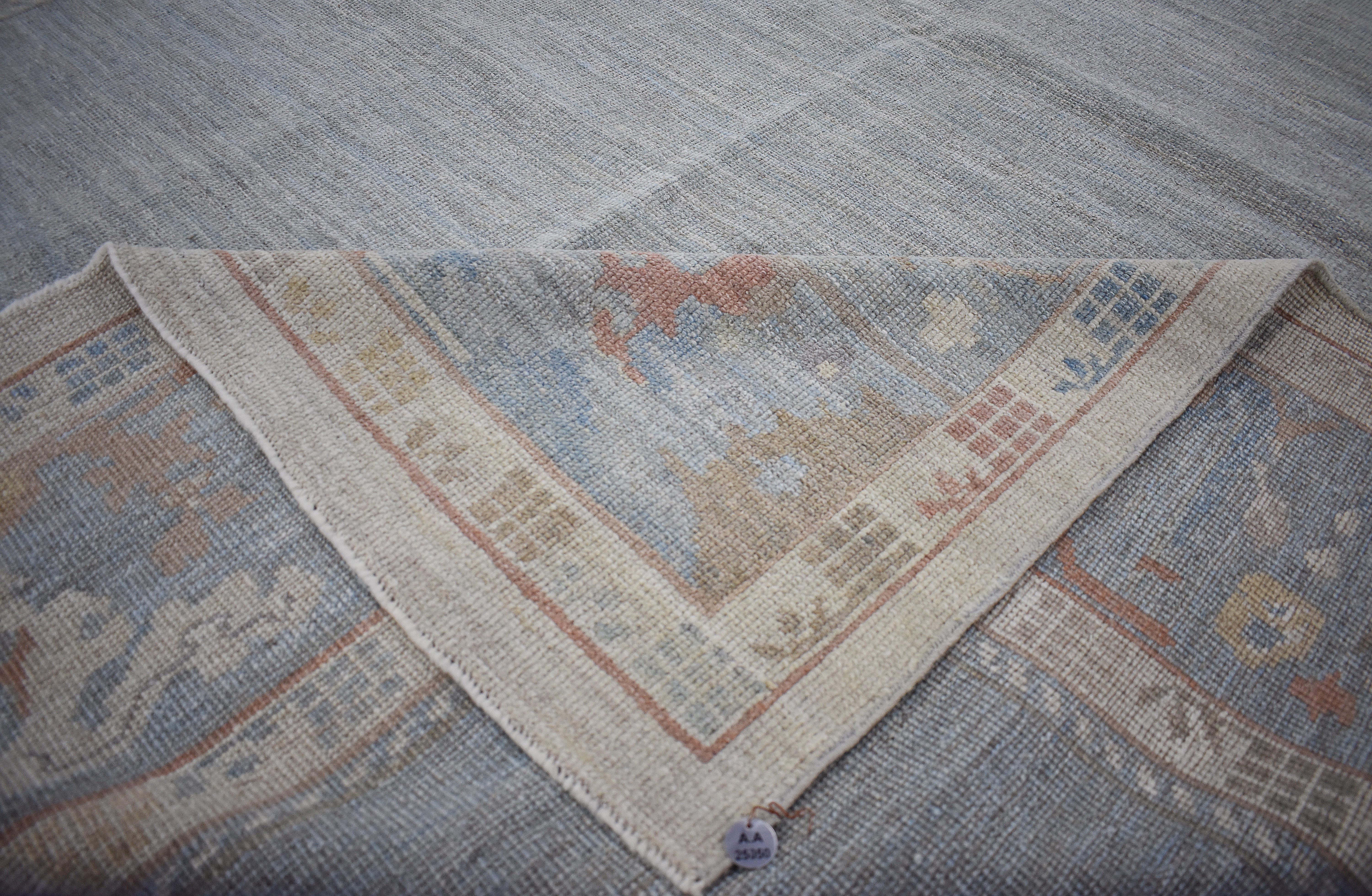 Turc Tapis contemporain Oushak avec fond gris bleuté et beige et bordures rouille en vente