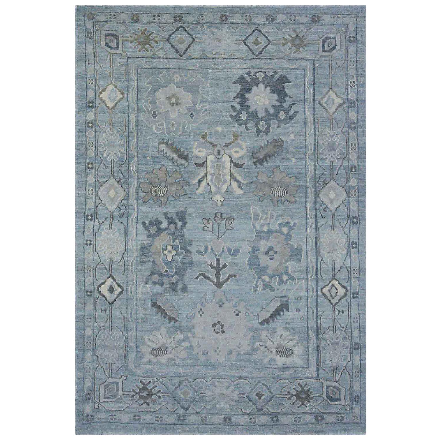 Tapis Oushak contemporain avec détails floraux en marine et gris sur fond bleu