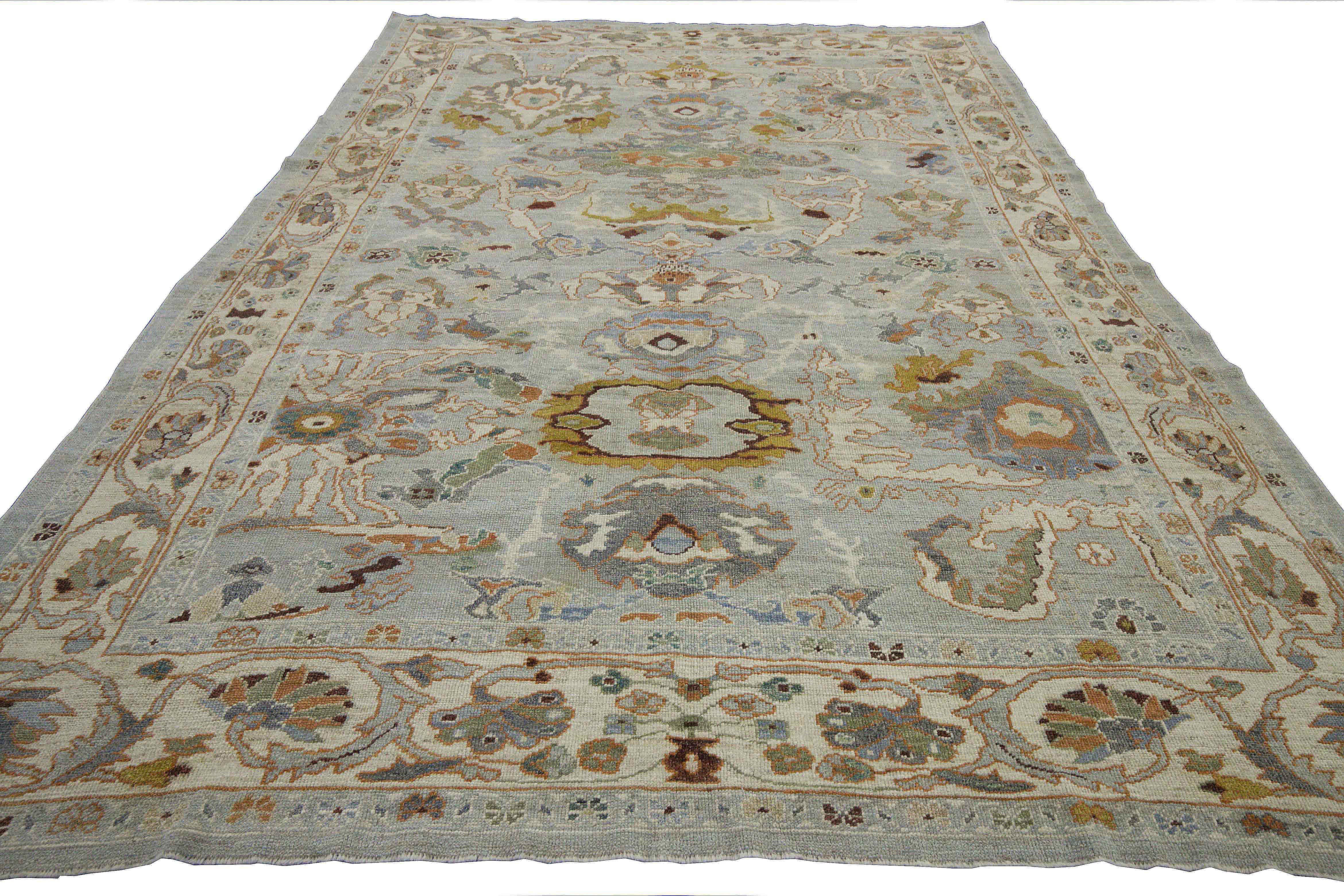 Tapis de course turc contemporain fabriqué en laine de mouton tissée à la main de la meilleure qualité. Il est coloré avec des teintures végétales biologiques certifiées sans danger pour les humains et les animaux de compagnie. Il présente un
