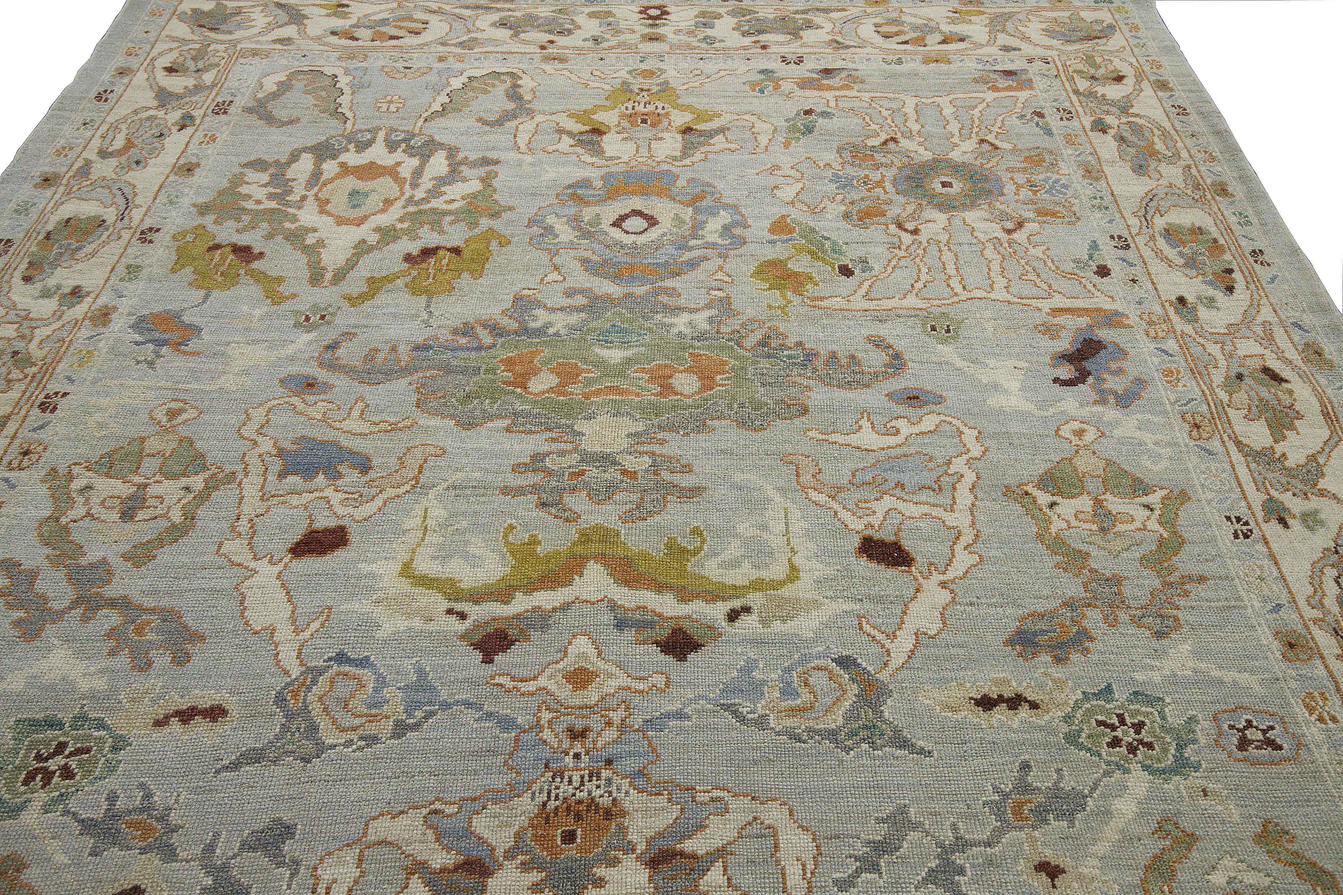 Turc Tapis contemporain Oushak à motifs floraux en ivoire et or sur fond gris en vente