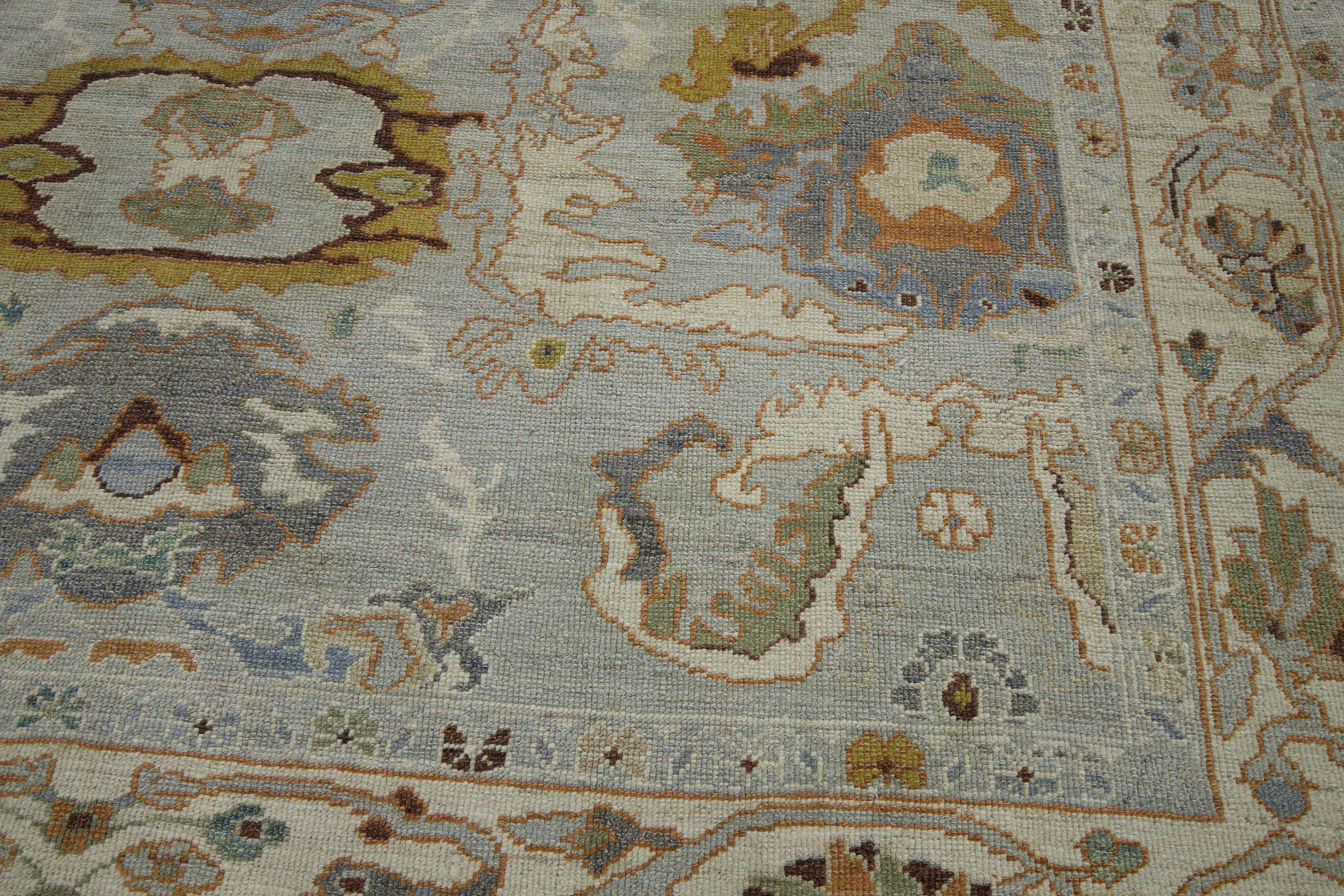 Tissé à la main Tapis contemporain Oushak à motifs floraux en ivoire et or sur fond gris en vente