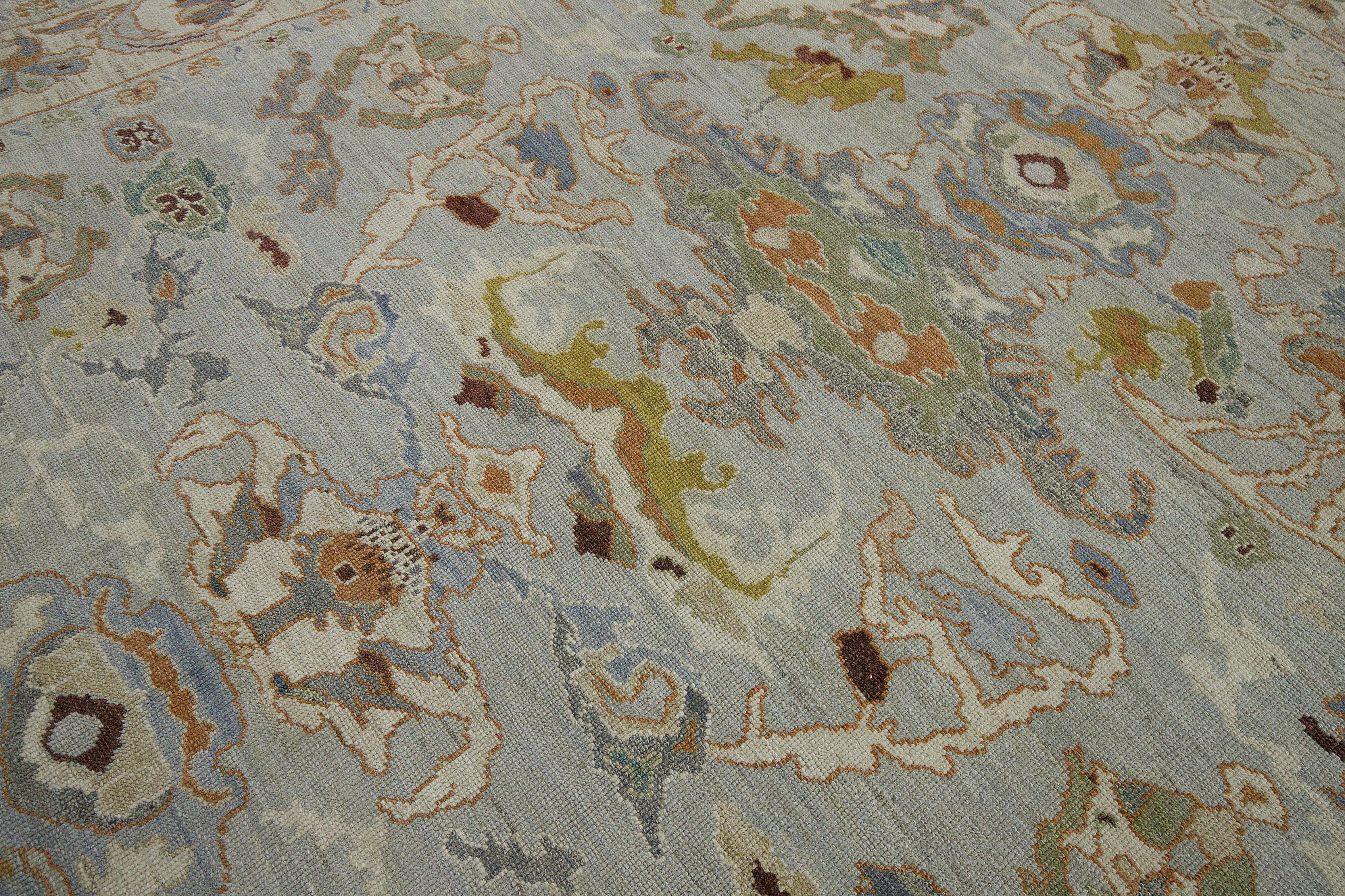 Tapis contemporain Oushak à motifs floraux en ivoire et or sur fond gris Excellent état - En vente à Dallas, TX