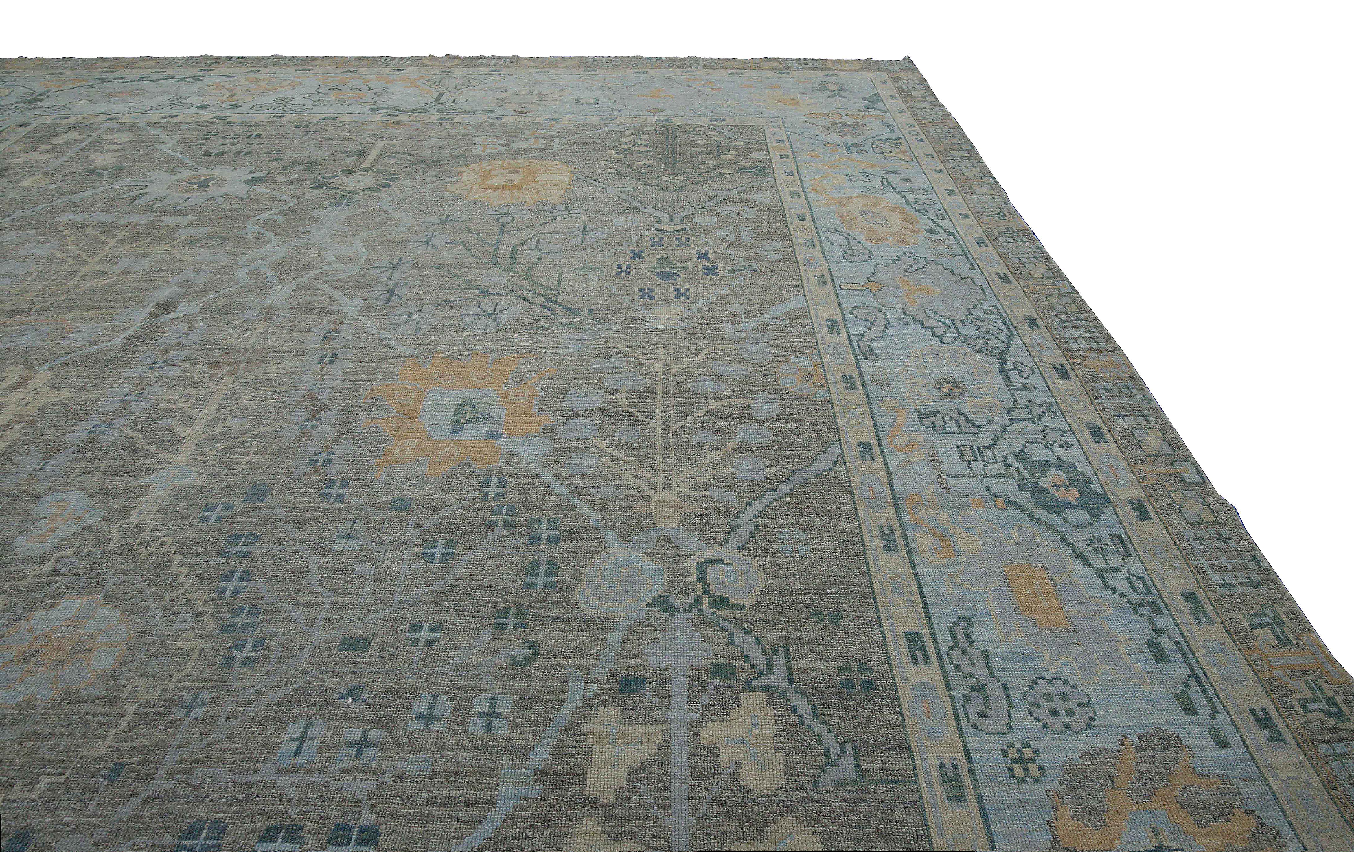 Tapis turc contemporain en laine de mouton tissée à la main de la meilleure qualité. Il est coloré avec des teintures végétales biologiques certifiées sans danger pour les humains et les animaux de compagnie. Il présente un joli champ gris avec une