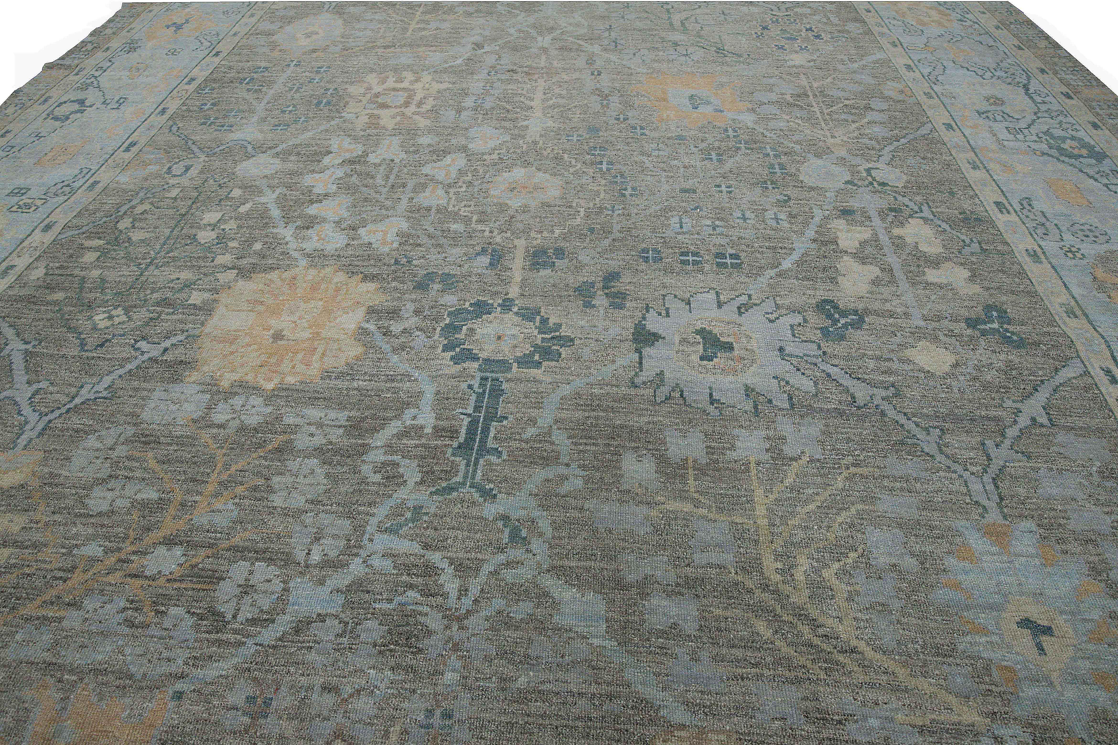 Turc Tapis contemporain Oushak avec champ gris et bordure bleue à motifs floraux en vente