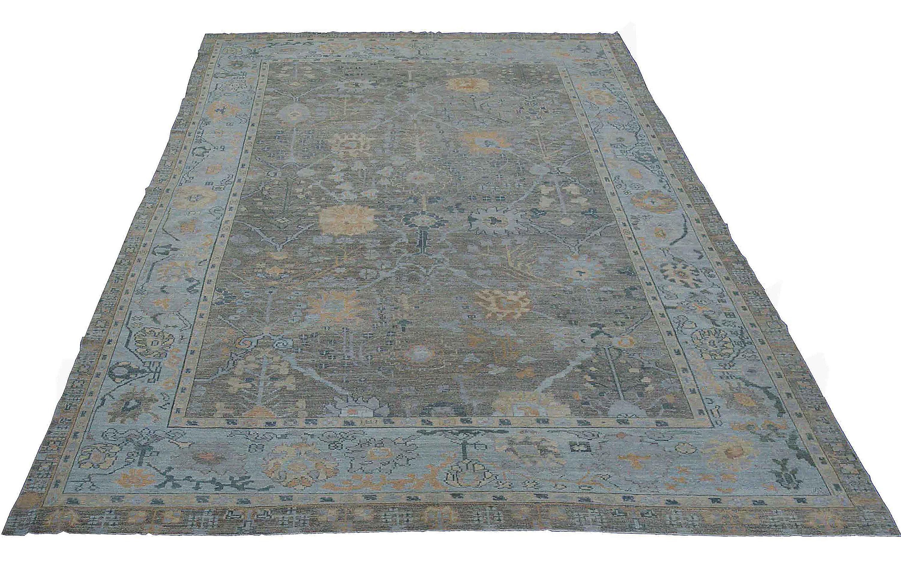 Tissé à la main Tapis contemporain Oushak avec champ gris et bordure bleue à motifs floraux en vente