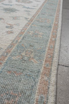 Tapis de couloir Oushak contemporain, couleur ivoire, avec motif floral « écume de mer », 15'8"
