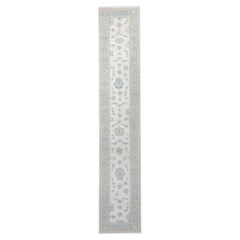 Tapis de couloir Oushak contemporain, couleur ivoire, avec motif floral « écume de mer », 15'8"