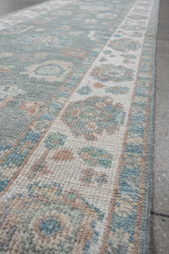 Tapis de passage Oushak contemporain, bleu clair à fleurs rose pâle, 14'5"