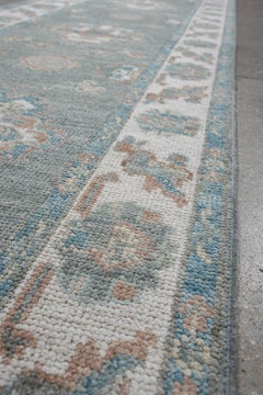 Tapis de passage Oushak contemporain bleu poudré à médaillons floraux, 14'2"