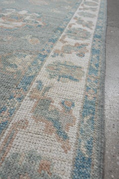 Tapis de passage Oushak contemporain, vert écume de mer avec médaillons ivoire, 12'0"
