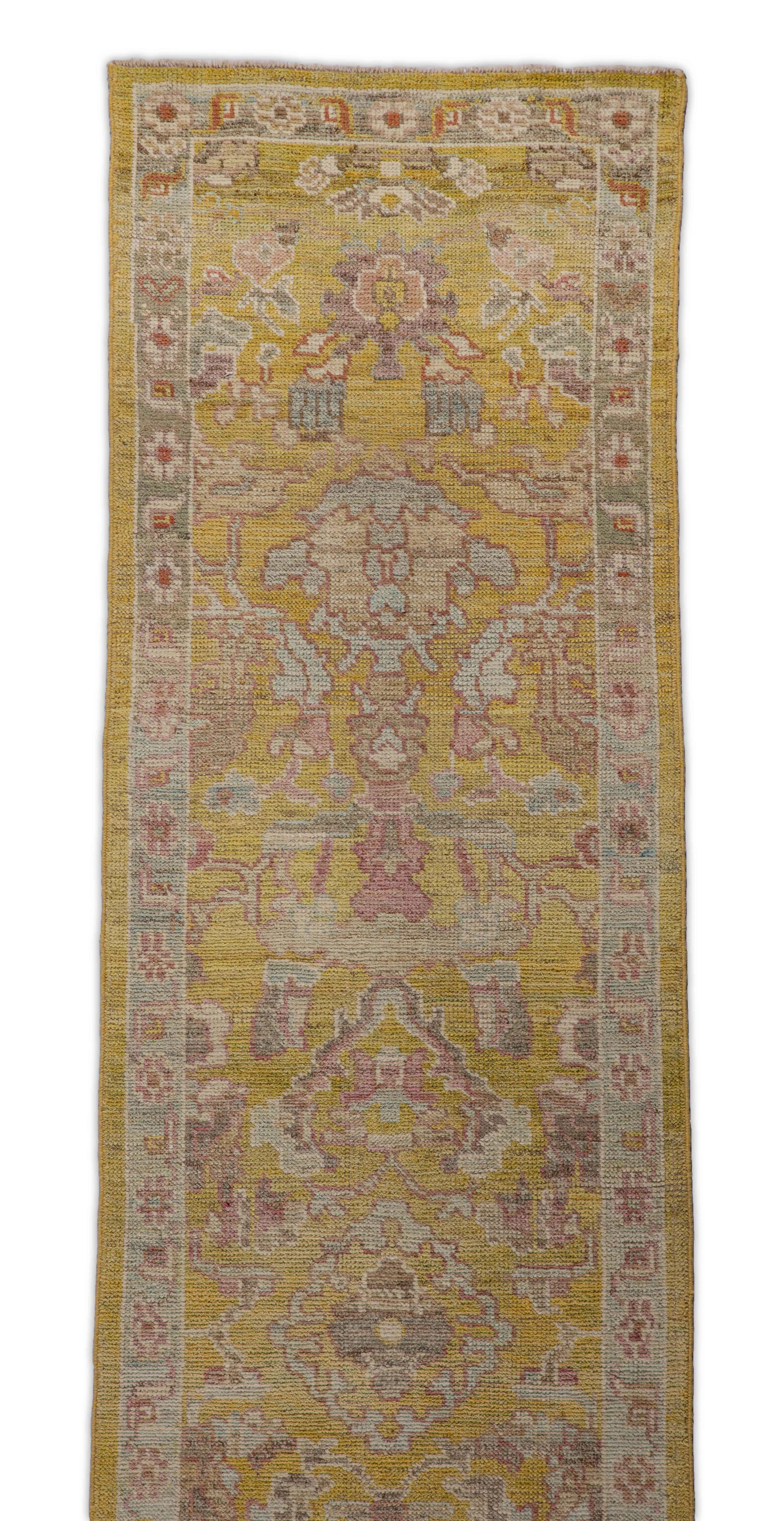 Zeitgenössischer Oushak-Läufer aus der Türkei mit goldenen und rosa Blumenmustern (20. Jahrhundert) im Angebot