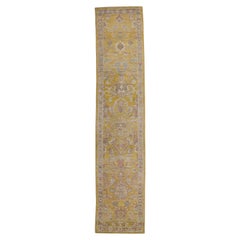 Tappeto runner contemporaneo Oushak dalla Turchia con motivi floreali oro e rosa