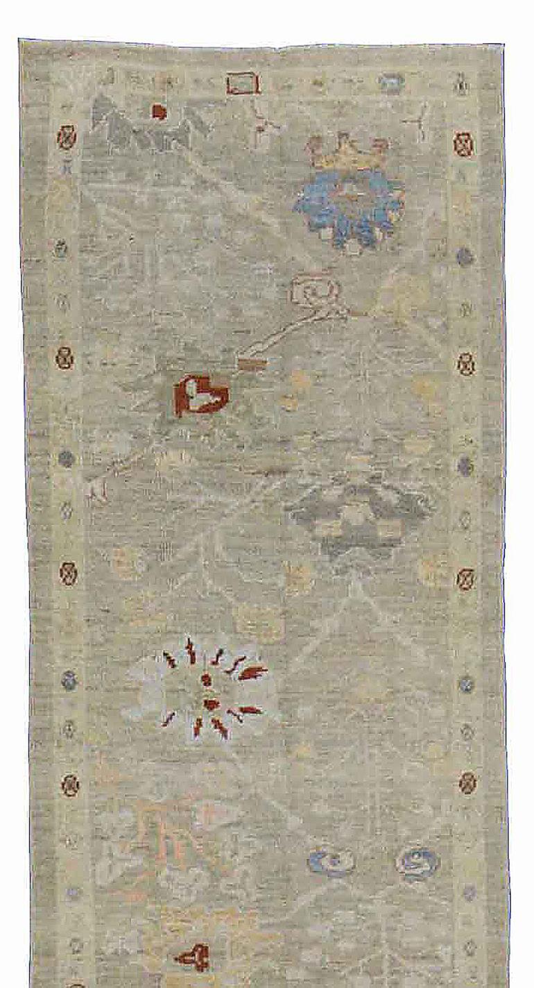 Zeitgenössischer Oushak-Läufer mit Blumenmuster in Rot und Blau auf grauem Feld (Türkisch) im Angebot