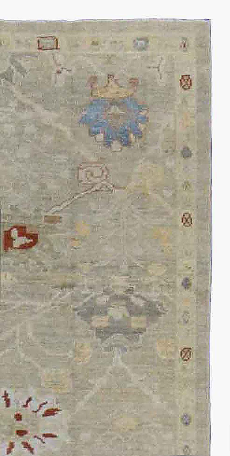 Zeitgenössischer Oushak-Läufer mit Blumenmuster in Rot und Blau auf grauem Feld (Handgewebt) im Angebot