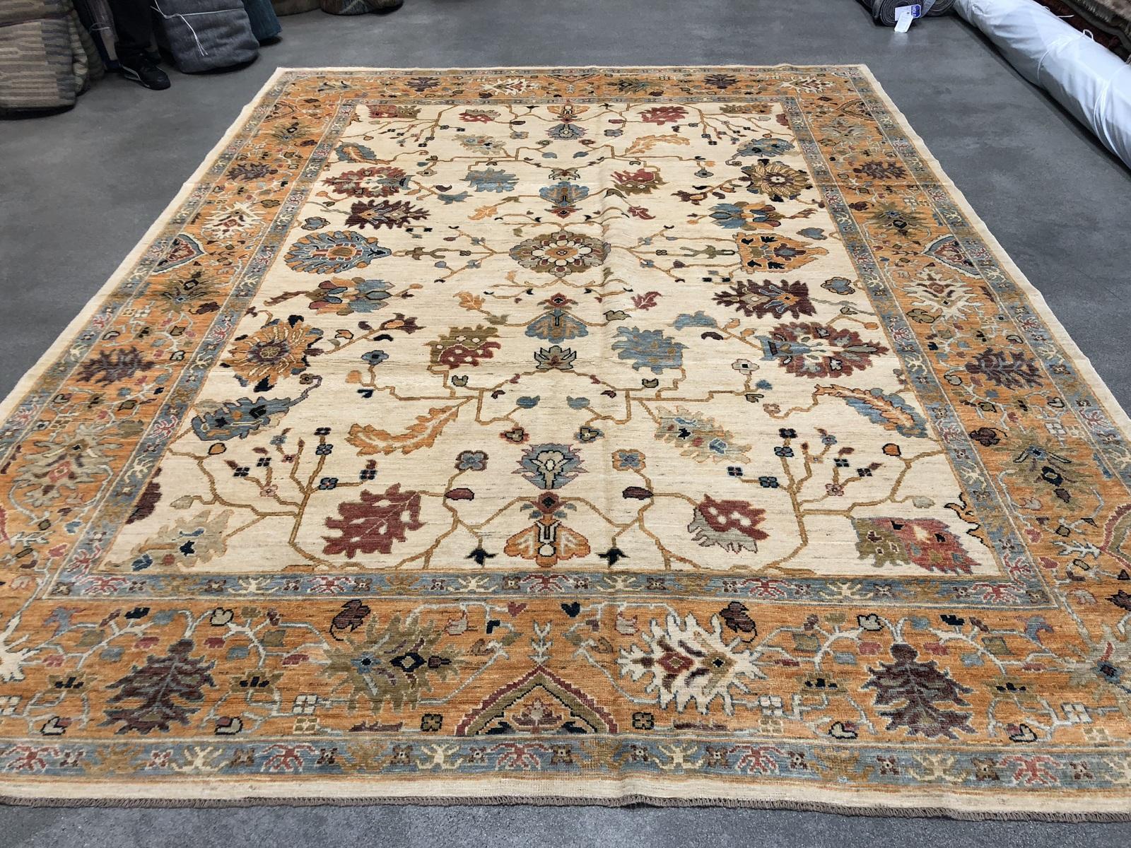 Die aus der west- und zentraltürkischen Region Anatolien stammenden Oushak-Teppiche sind für ihre charakteristischen geometrischen und floralen Motive bekannt. Diese moderne Version, die in Pakistan handgeknüpft wurde, führt die Tradition mit