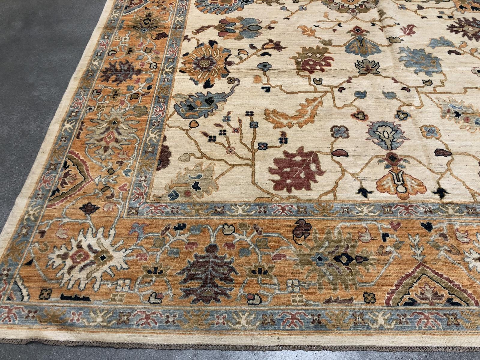 Zeitgenössischer Teppich im Oushak-Stil in Gold und Elfenbein (Pakistanisch) im Angebot