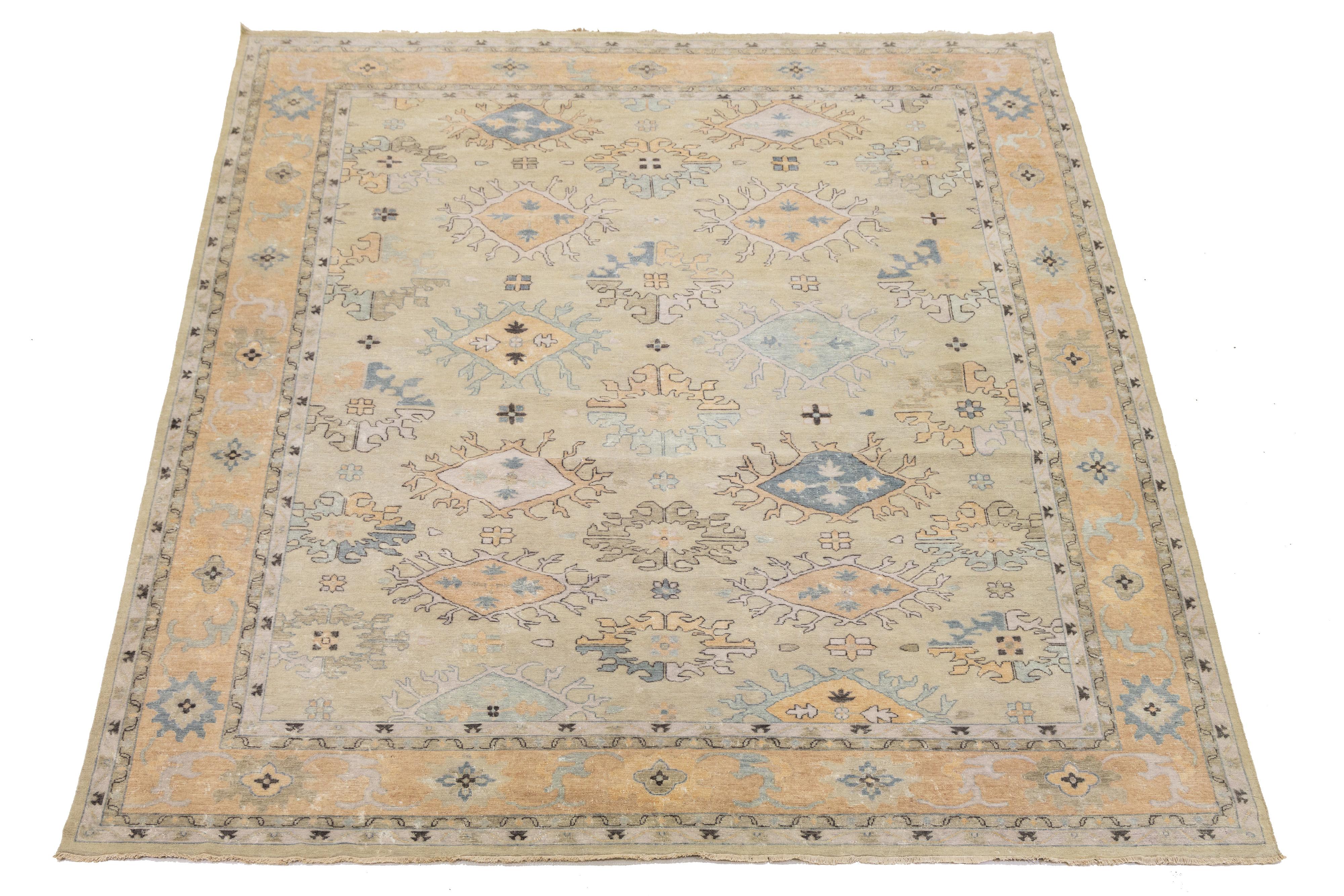 Questo moderno tappeto in lana in stile Oushak, annodato a mano, fonde magnificamente l'estetica contemporanea con il fascino duraturo dell'artigianato tradizionale Oushak. Con un ricco sfondo beige, è impreziosito da vivaci motivi floreali che
