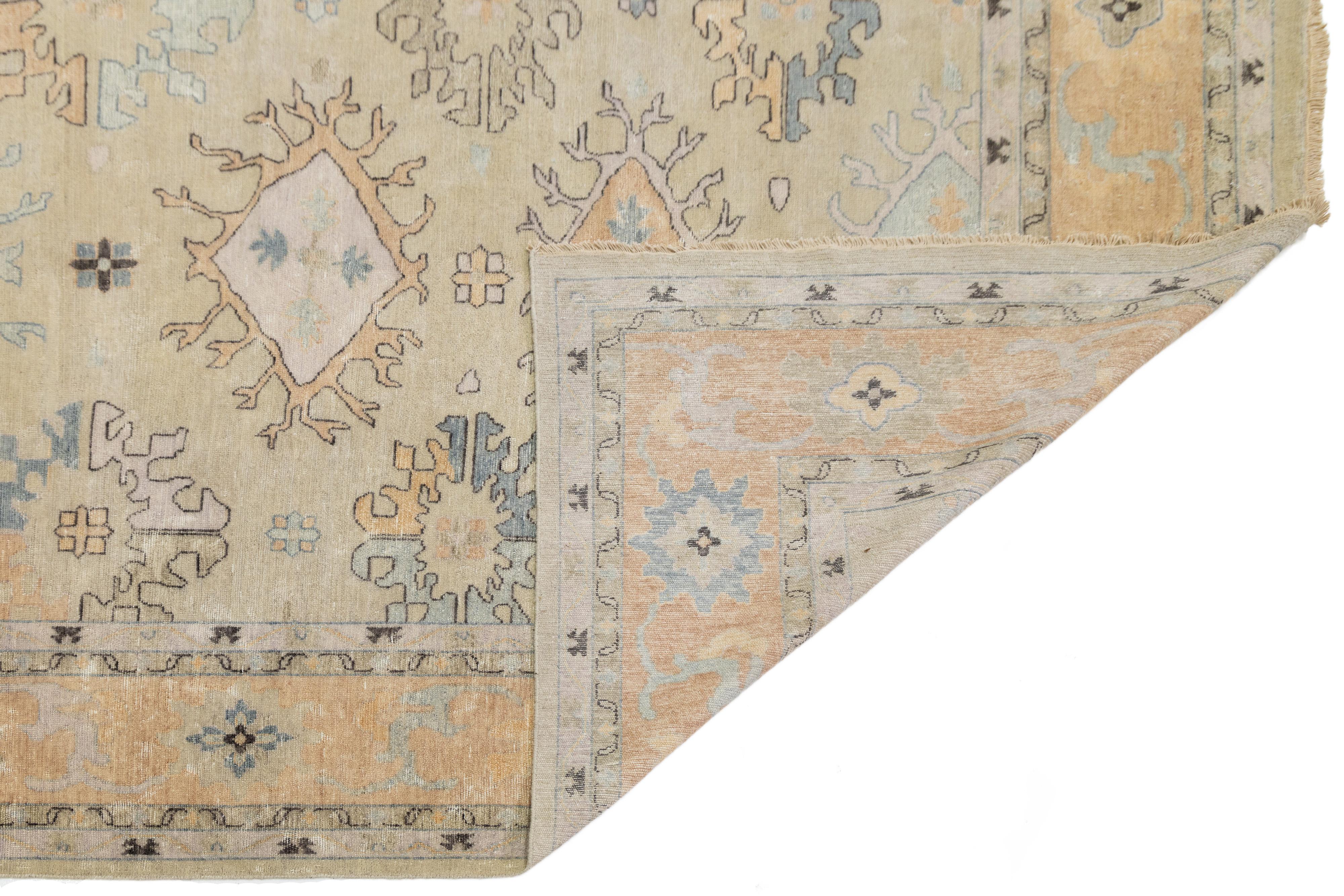 Indiano Tappeto contemporaneo in lana beige in stile Oushak fatto a mano con motivi floreali in vendita
