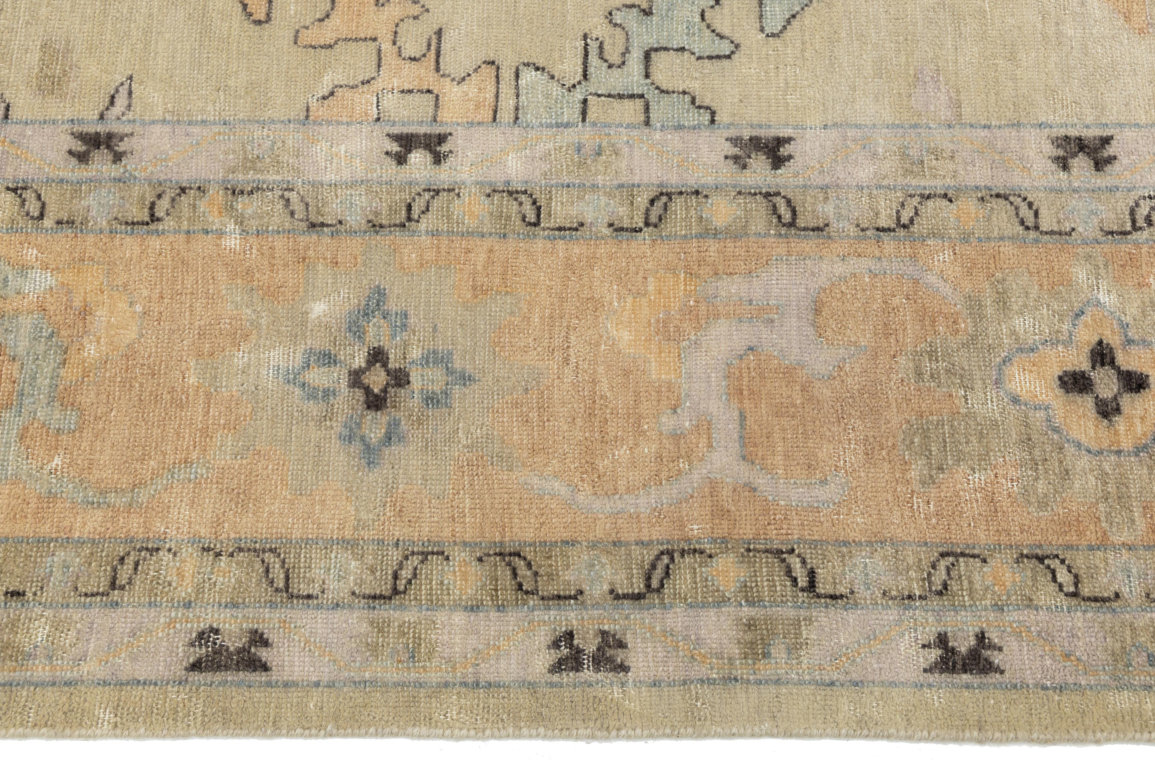 Annodato a mano Tappeto contemporaneo in lana beige in stile Oushak fatto a mano con motivi floreali in vendita