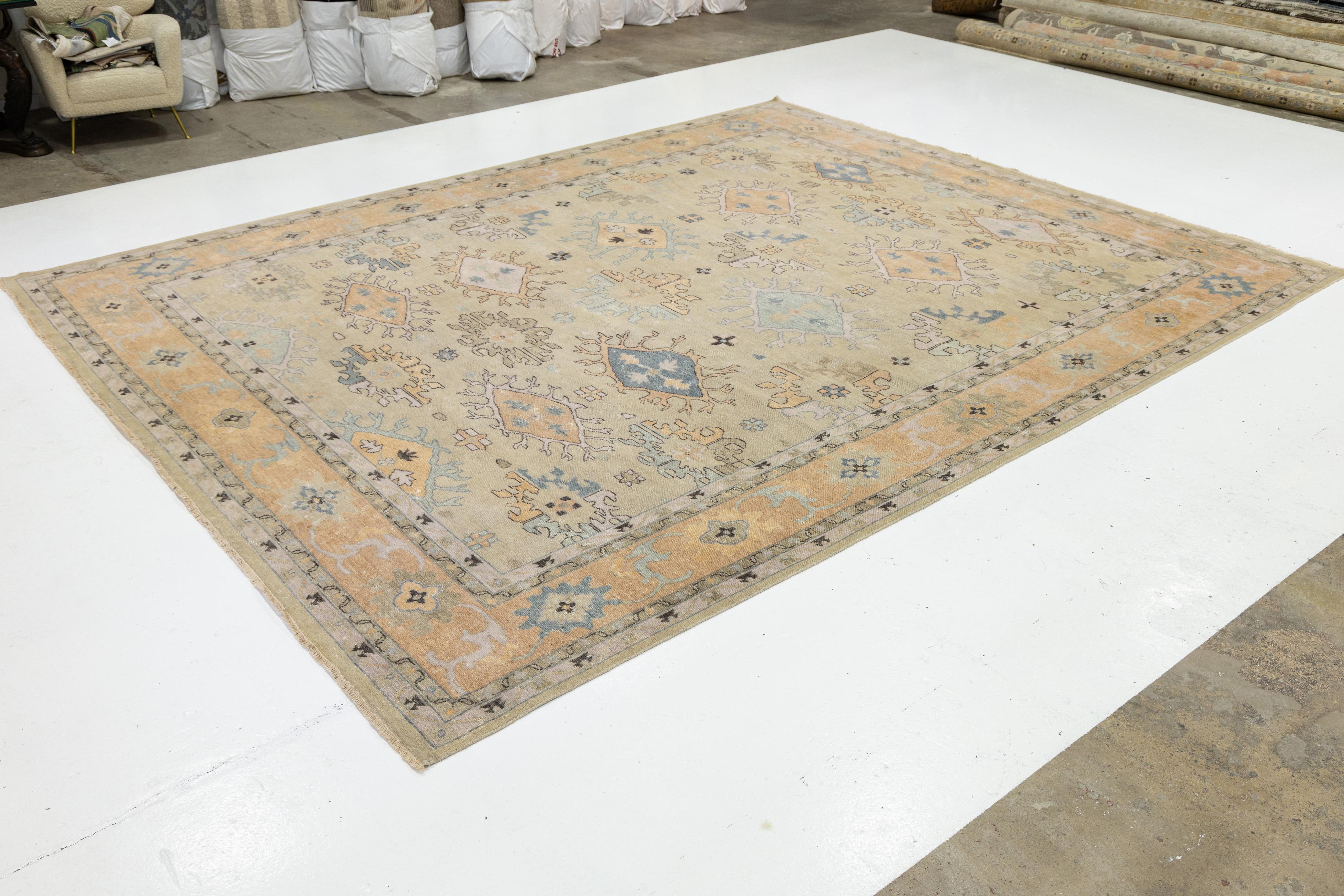 Tappeto contemporaneo in lana beige in stile Oushak fatto a mano con motivi floreali In condizioni Nuovo in vendita a Norwalk, CT