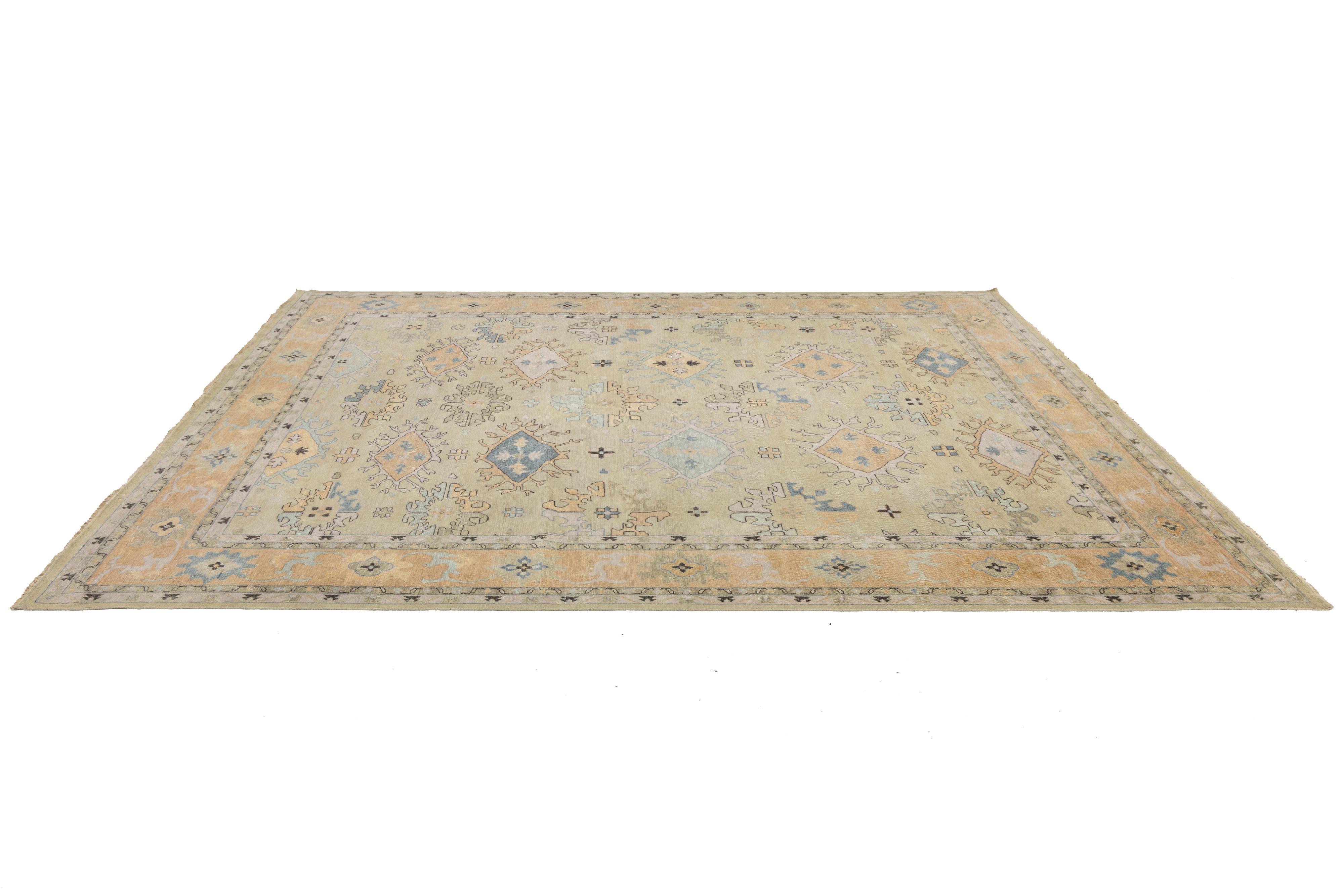 Lana Tappeto contemporaneo in lana beige in stile Oushak fatto a mano con motivi floreali in vendita
