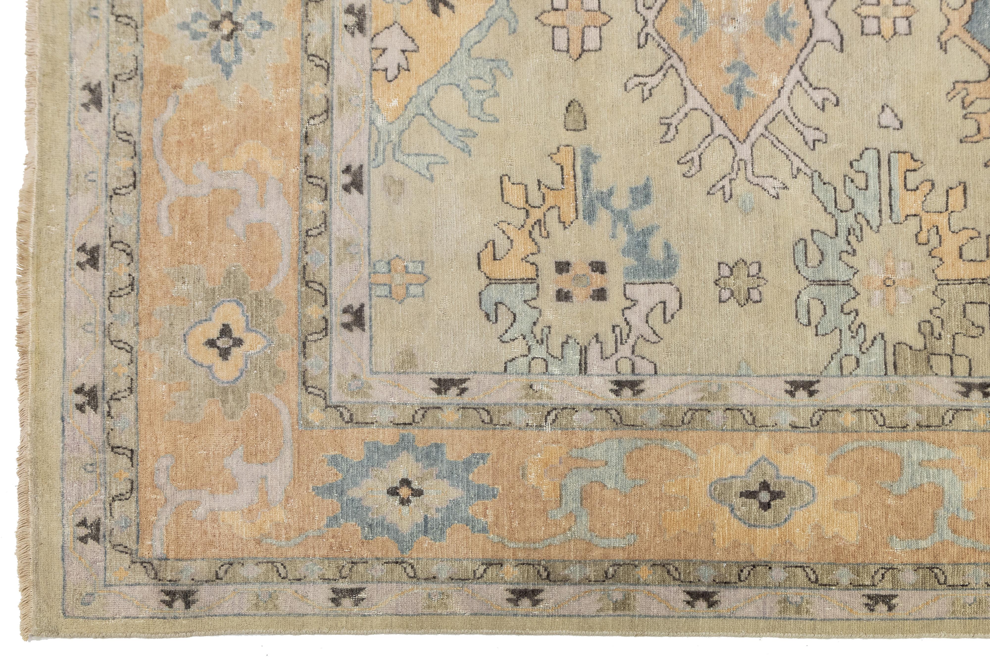 Tappeto contemporaneo in lana beige in stile Oushak fatto a mano con motivi floreali in vendita 1