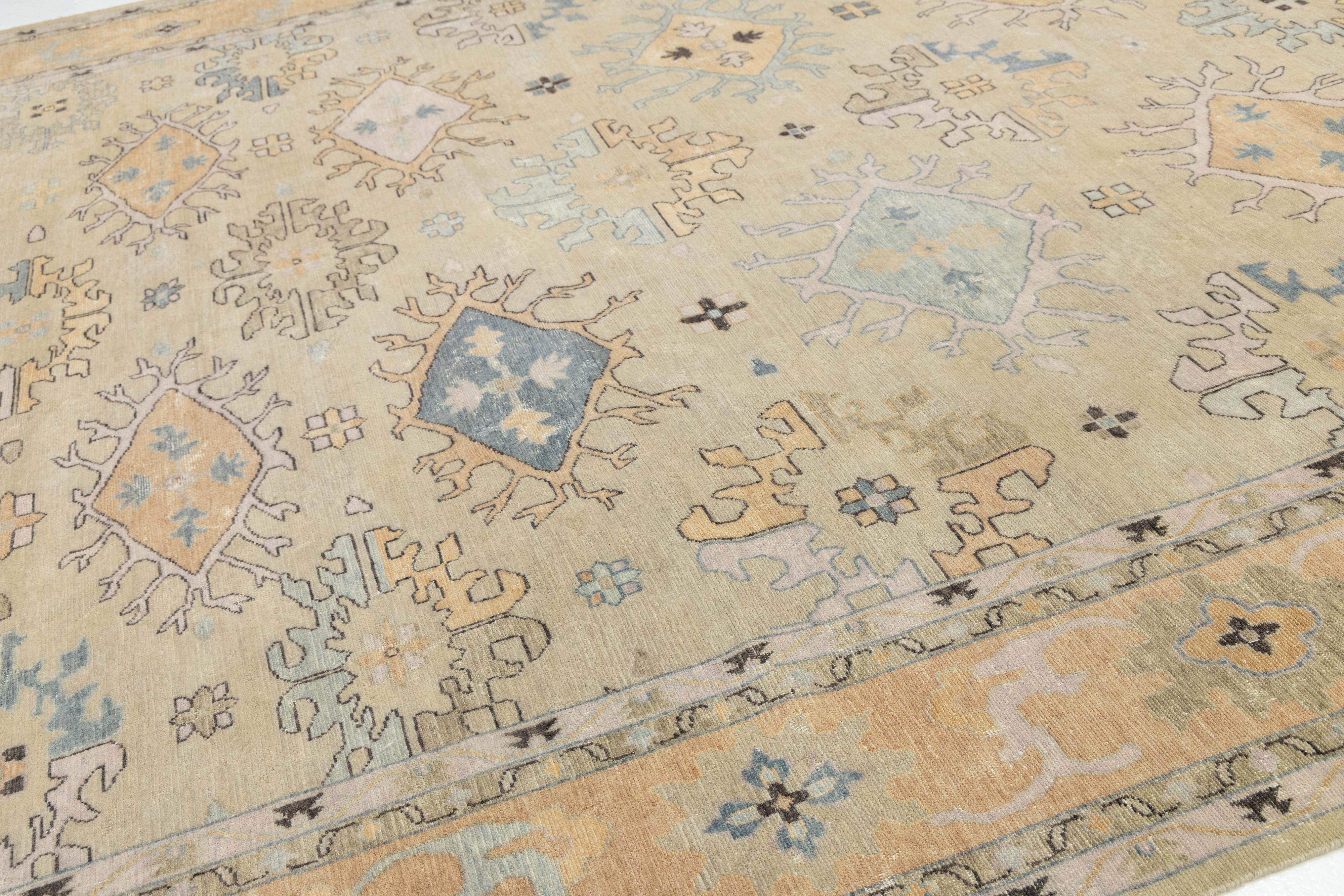 Tappeto contemporaneo in lana beige in stile Oushak fatto a mano con motivi floreali in vendita 2
