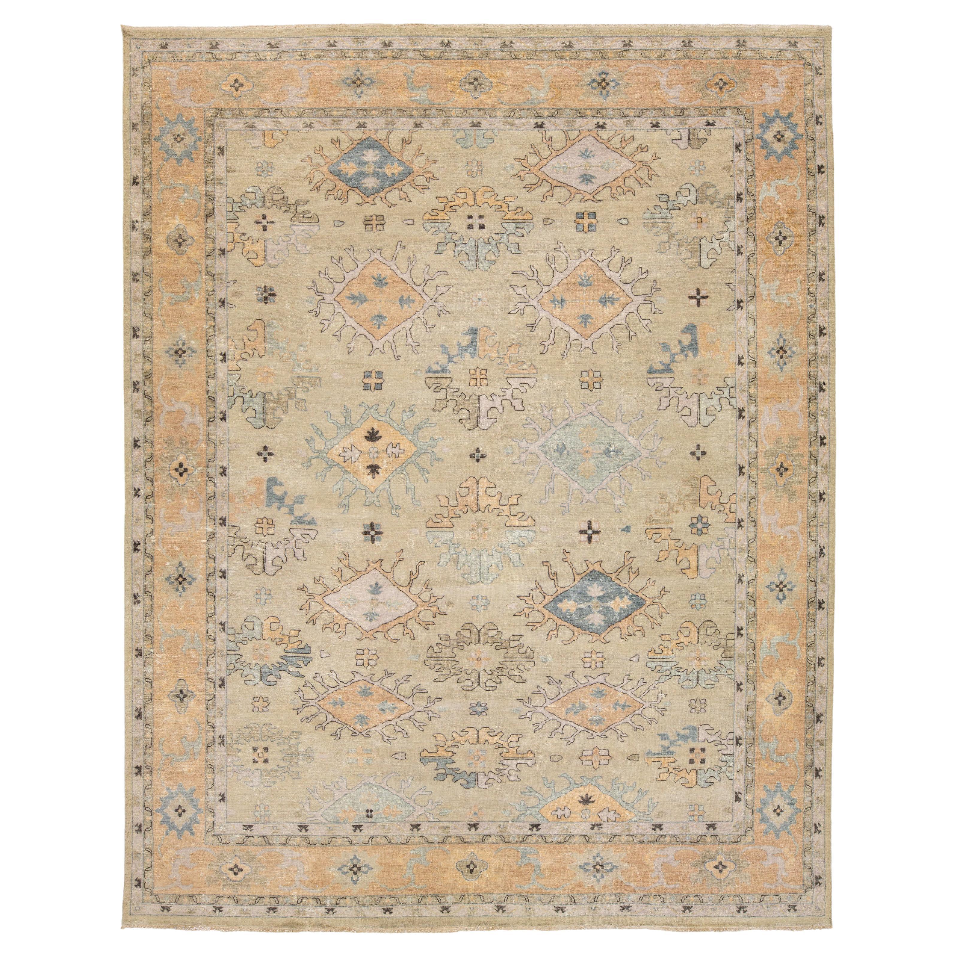 Tapis contemporain en laine beige de style Oushak, fait à la main avec motif floral