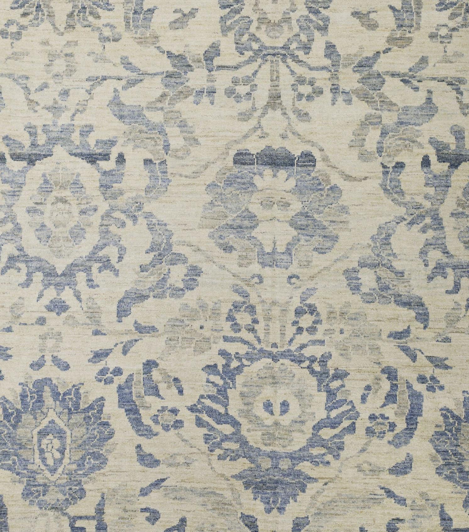 Zeitgenössischer Wollteppich im Oushak-Stil, 8 Fuß × 10 Fuß, Elfenbein und Blau (Wolle) im Angebot