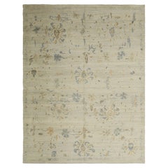 Zeitgenössischer Wollteppich im Oushak-Stil, 9 ft × 11 ft 7 in, Elfenbein und Soft Blue