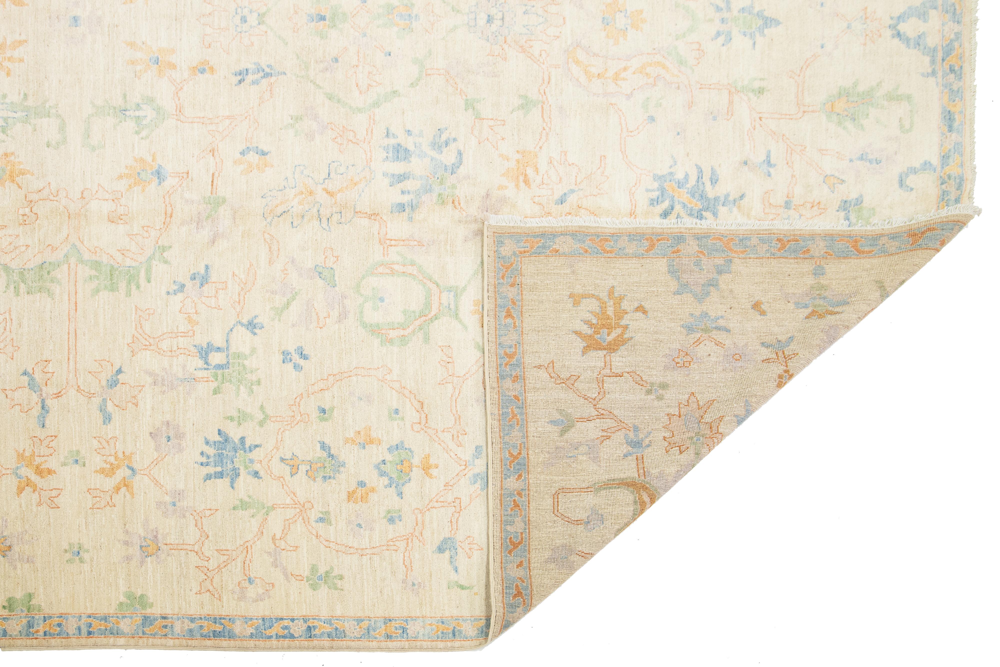 Pakistanais Tapis contemporain en laine de style Oushak, beige, à motifs floraux en vente