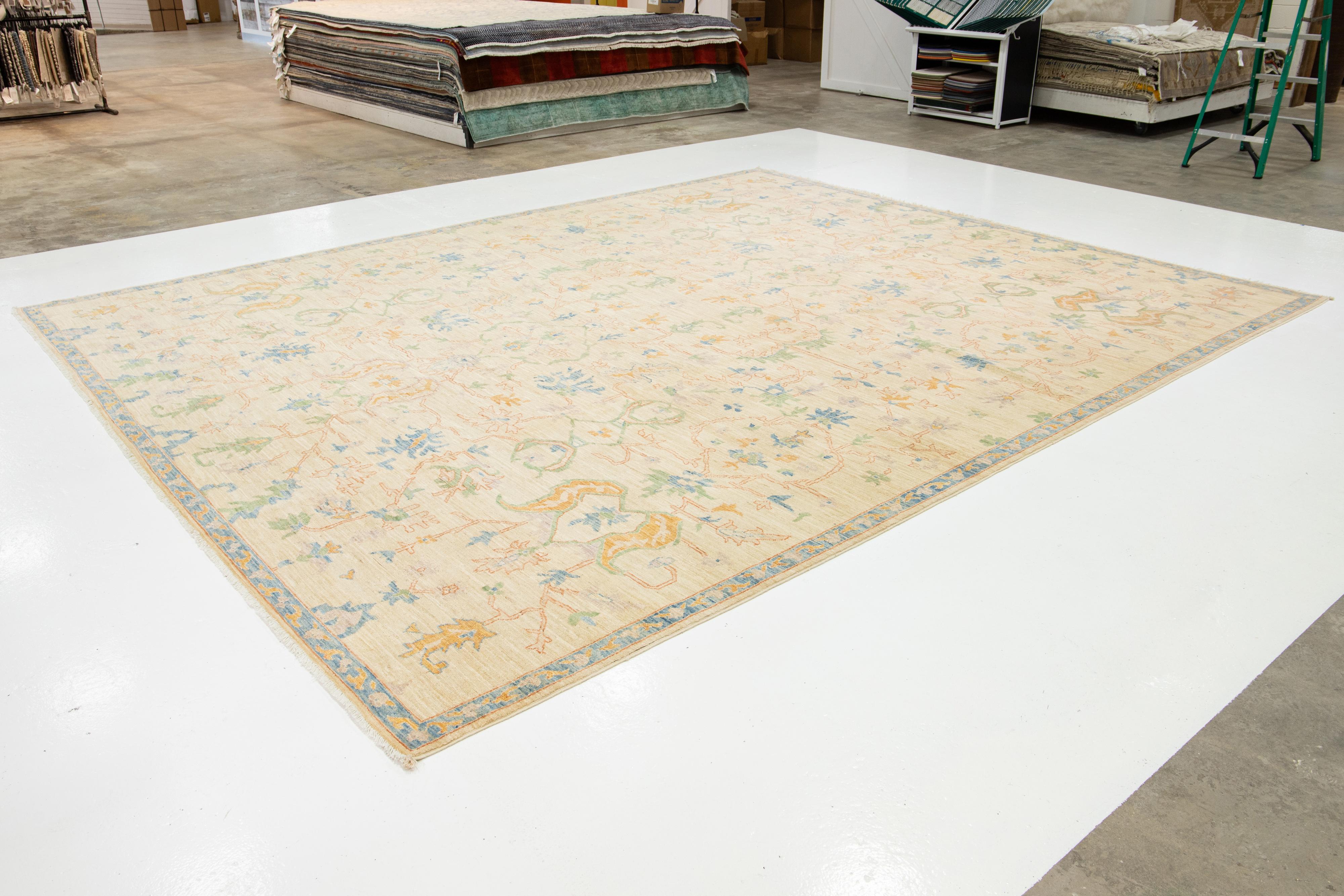 Noué à la main Tapis contemporain en laine de style Oushak, beige, à motifs floraux en vente