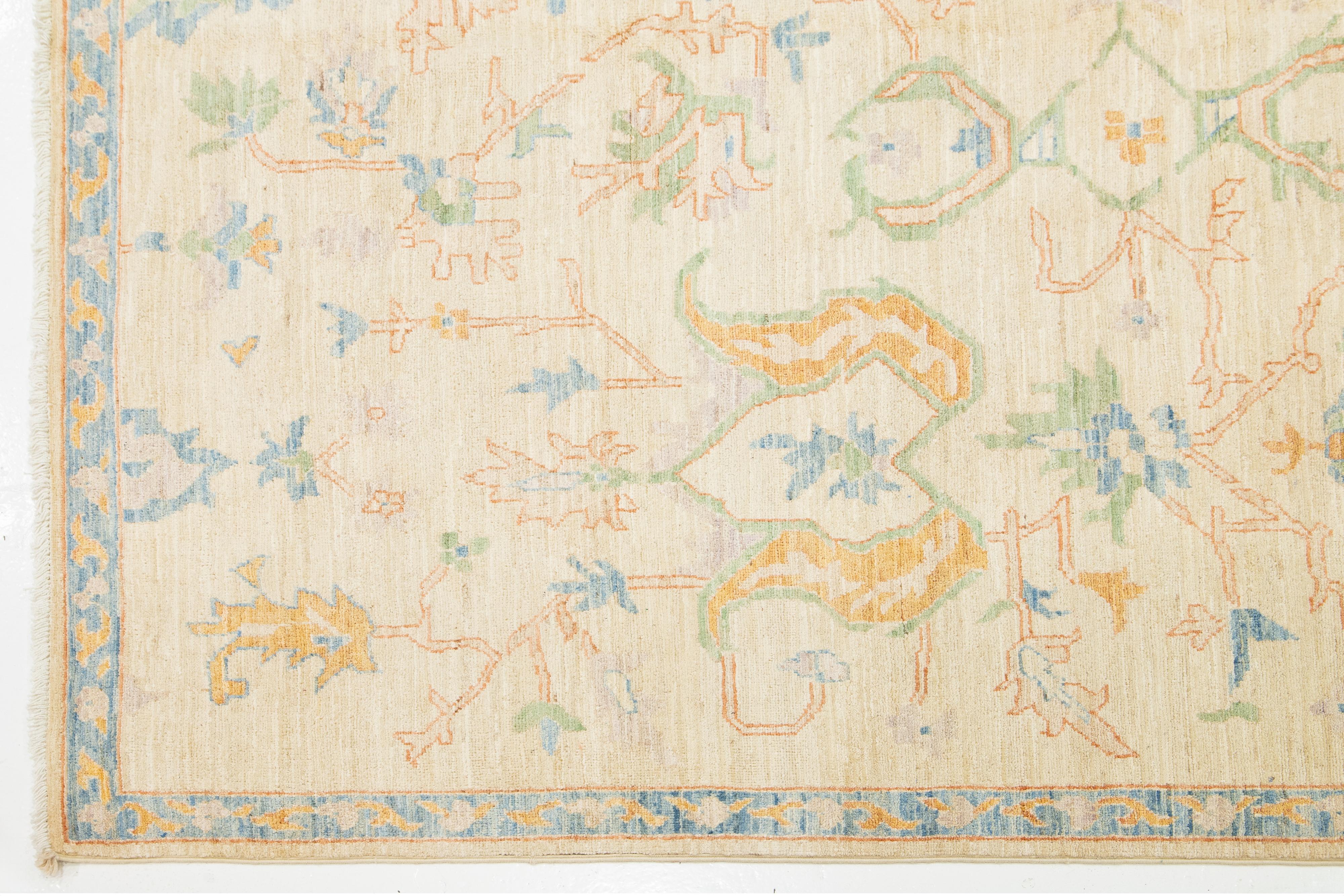 XXIe siècle et contemporain Tapis contemporain en laine de style Oushak, beige, à motifs floraux en vente