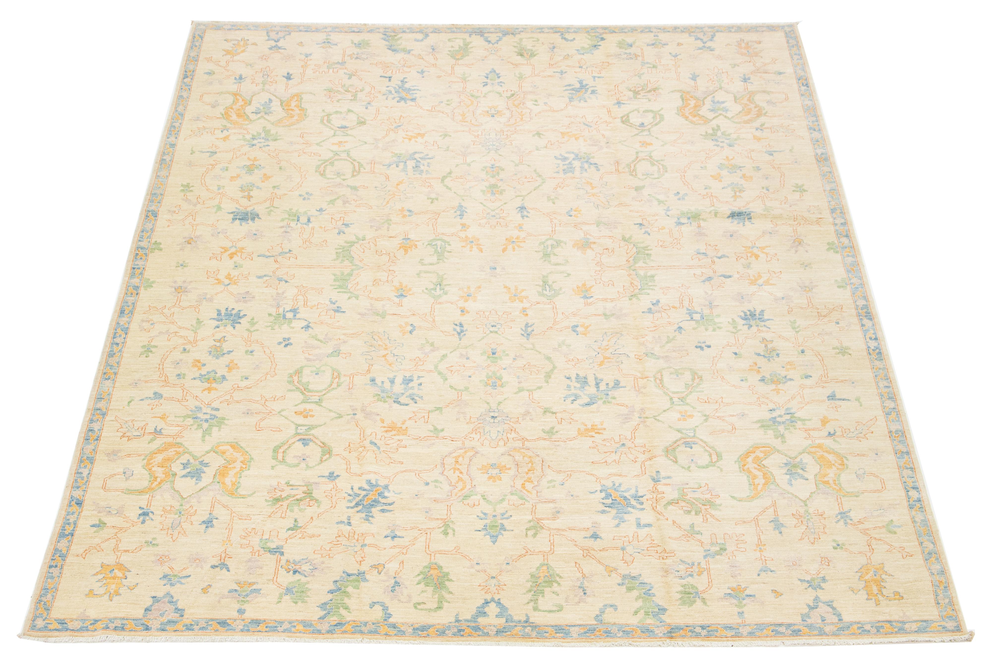 Laine Tapis contemporain en laine de style Oushak, beige, à motifs floraux en vente