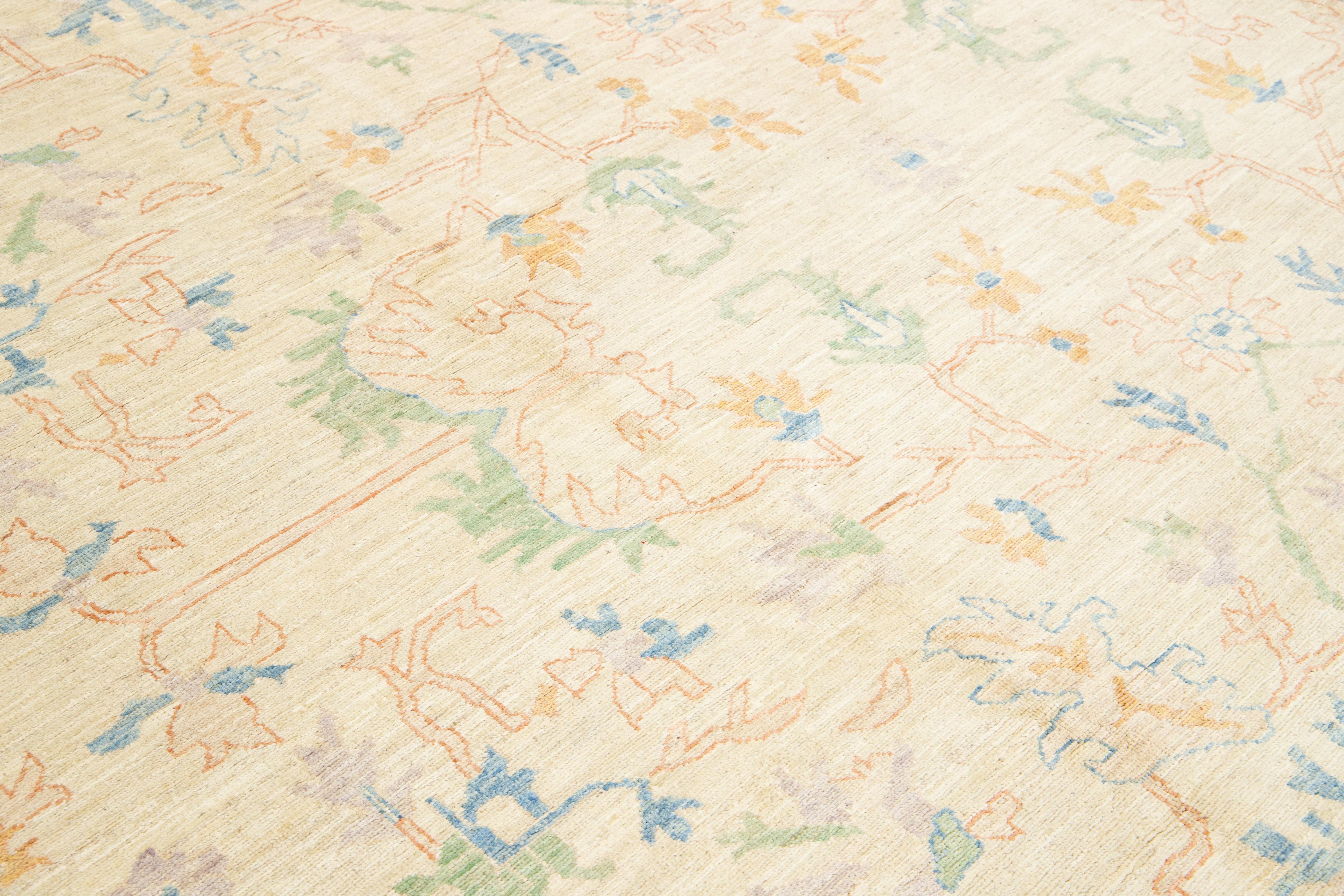 Tapis contemporain en laine de style Oushak, beige, à motifs floraux en vente 1