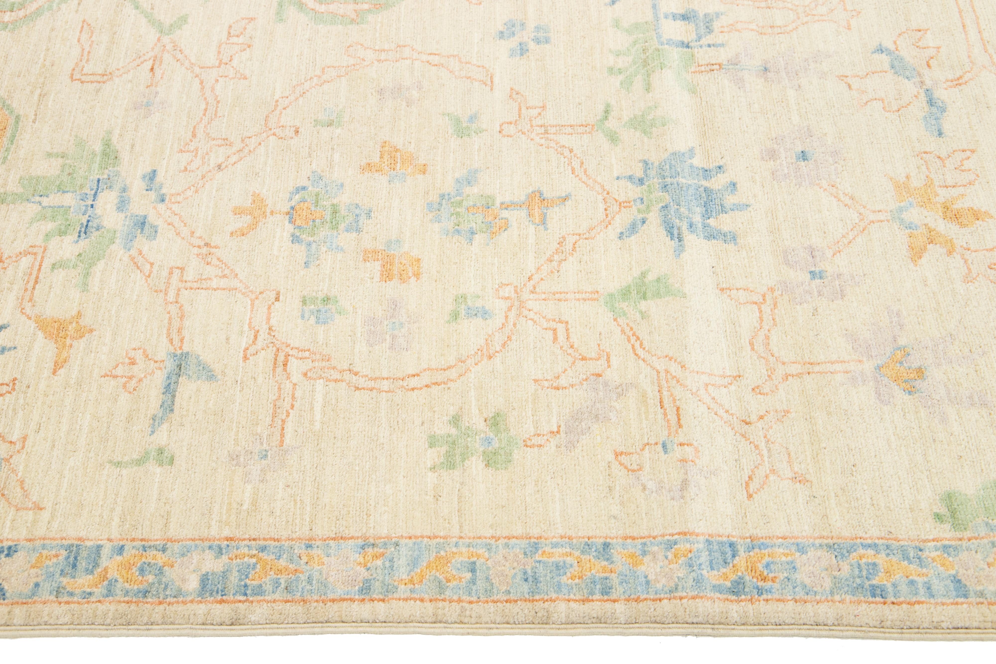 Tapis contemporain en laine de style Oushak, beige, à motifs floraux en vente 2