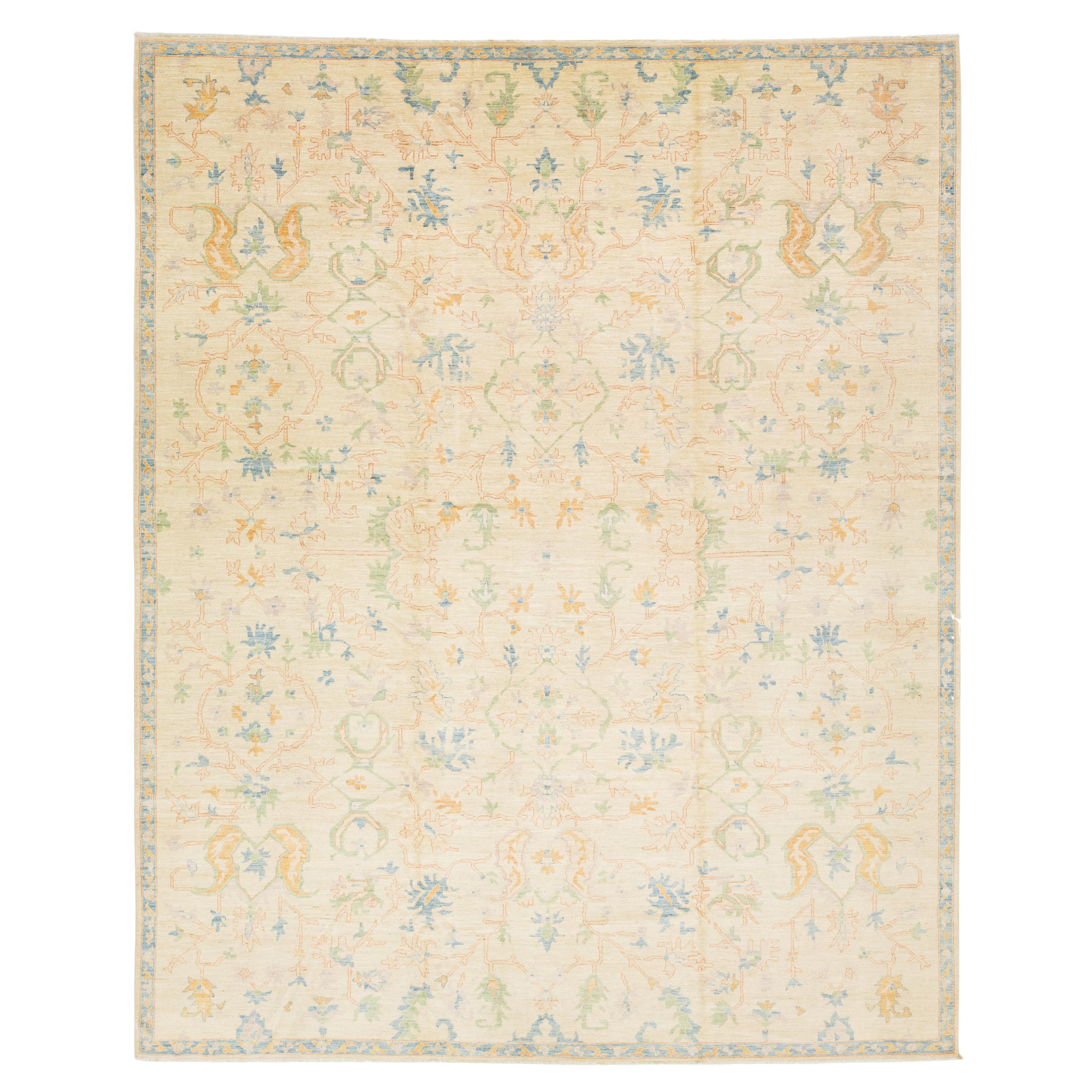 Tappeto contemporaneo in lana stile Oushak di colore beige con disegno floreale all'interno.