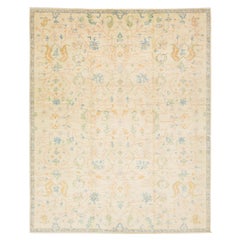 Tappeto contemporaneo in lana stile Oushak di colore beige con disegno floreale all'interno.