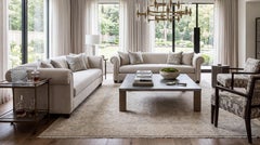 Tapis contemporain en laine de style Oushak, dans des tons ivoire discret, sable et bleu ardoise clair
