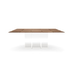 Esstisch für den Außenbereich mit Acrylbeinen und Metallic-Finish