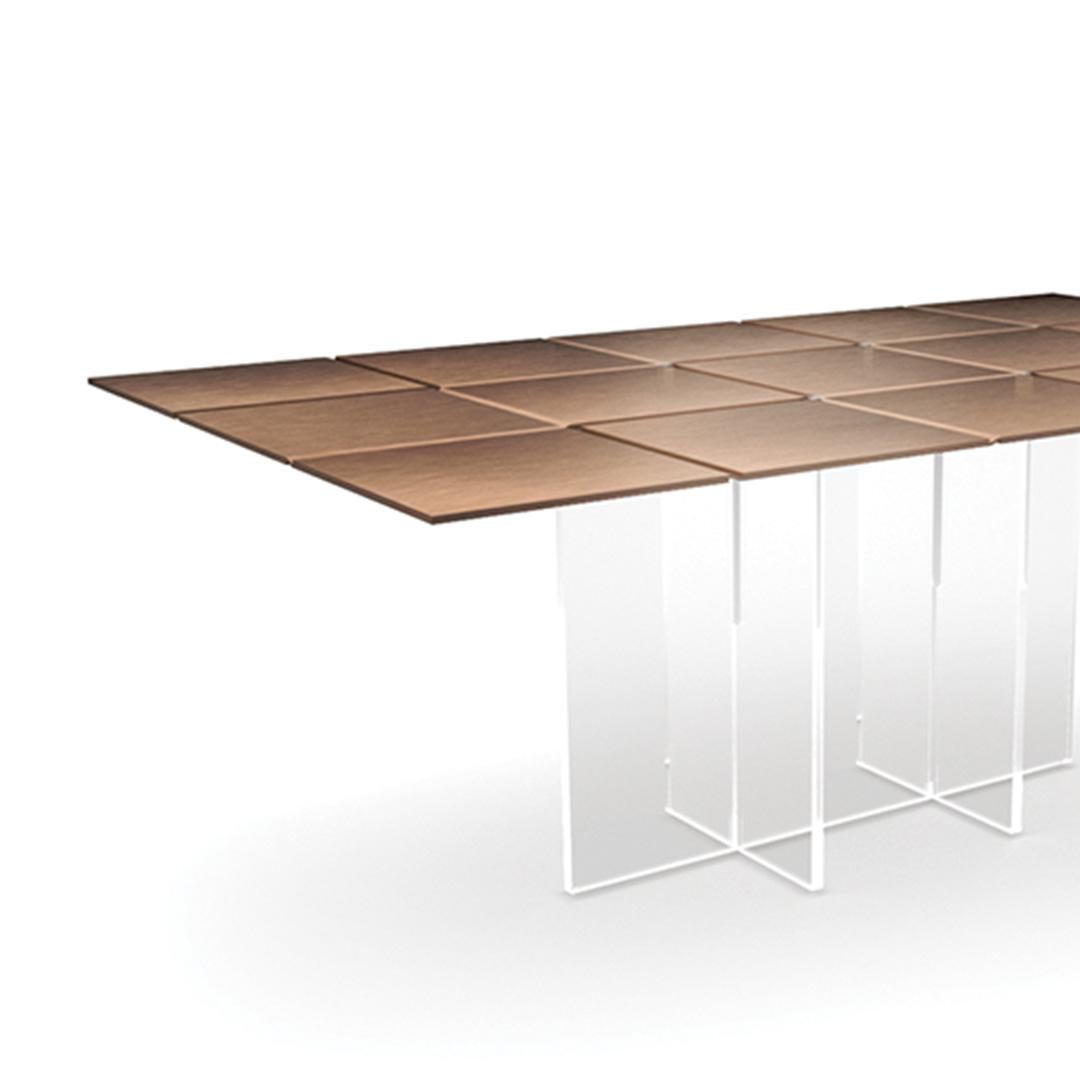 Moderne Table de salle à manger pour l'extérieur avec pieds en acrylique et finition métallique en vente
